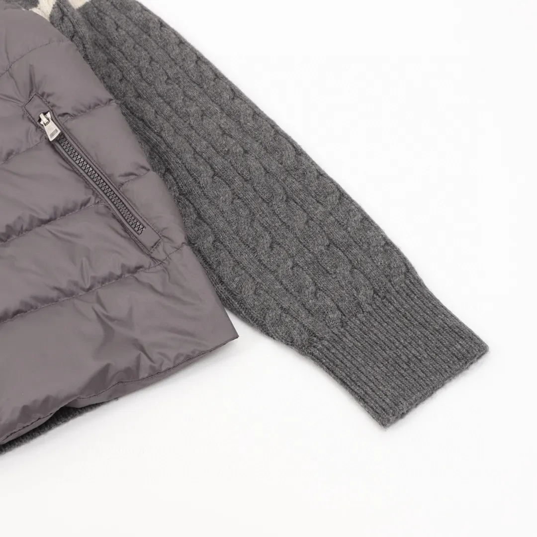 P580 Moncler Mouth 24ss Wool Blended Spliced Down Jacket Spliced down jackets are very popular this year. The whole dress is relatively light and not as bulky as imagined. The down fluffiness is also acceptable. The woolen part is the same wool blend as the cabinet. The collar and zipper are both real shots, and the smoothness of the zipper is also very good. The lining is filled with national standard white goose down. Some details can be seen in real shots. The splicing process on the inside is also very fine. Style number: A70# Color: Premium gray black Size: 1 2 3 4 5