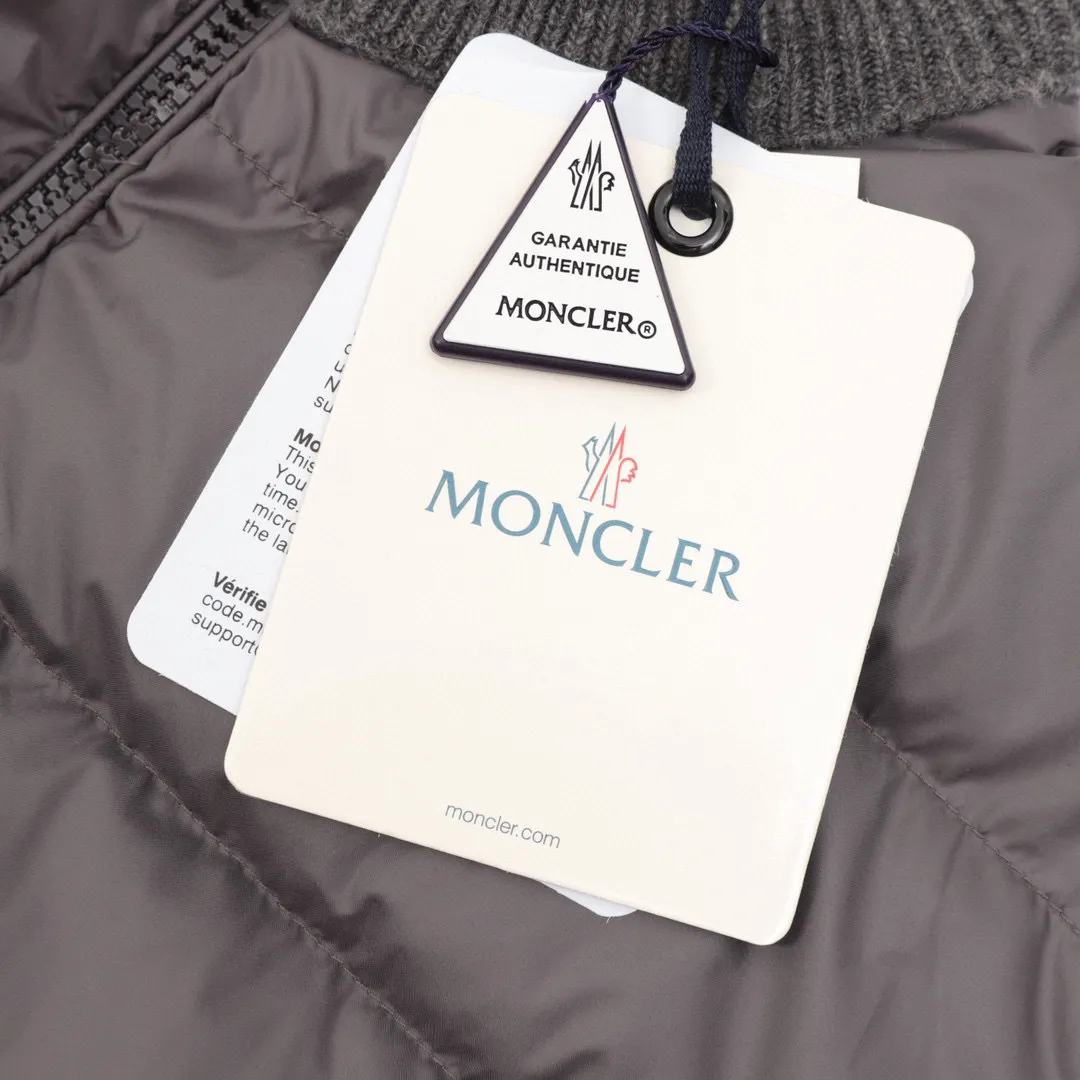 P580 Moncler Mouth 24ss Wool Blended Spliced Down Jacket Spliced down jackets are very popular this year. The whole dress is relatively light and not as bulky as imagined. The down fluffiness is also acceptable. The woolen part is the same wool blend as the cabinet. The collar and zipper are both real shots, and the smoothness of the zipper is also very good. The lining is filled with national standard white goose down. Some details can be seen in real shots. The splicing process on the inside is also very fine. Style number: A70# Color: Premium gray black Size: 1 2 3 4 5