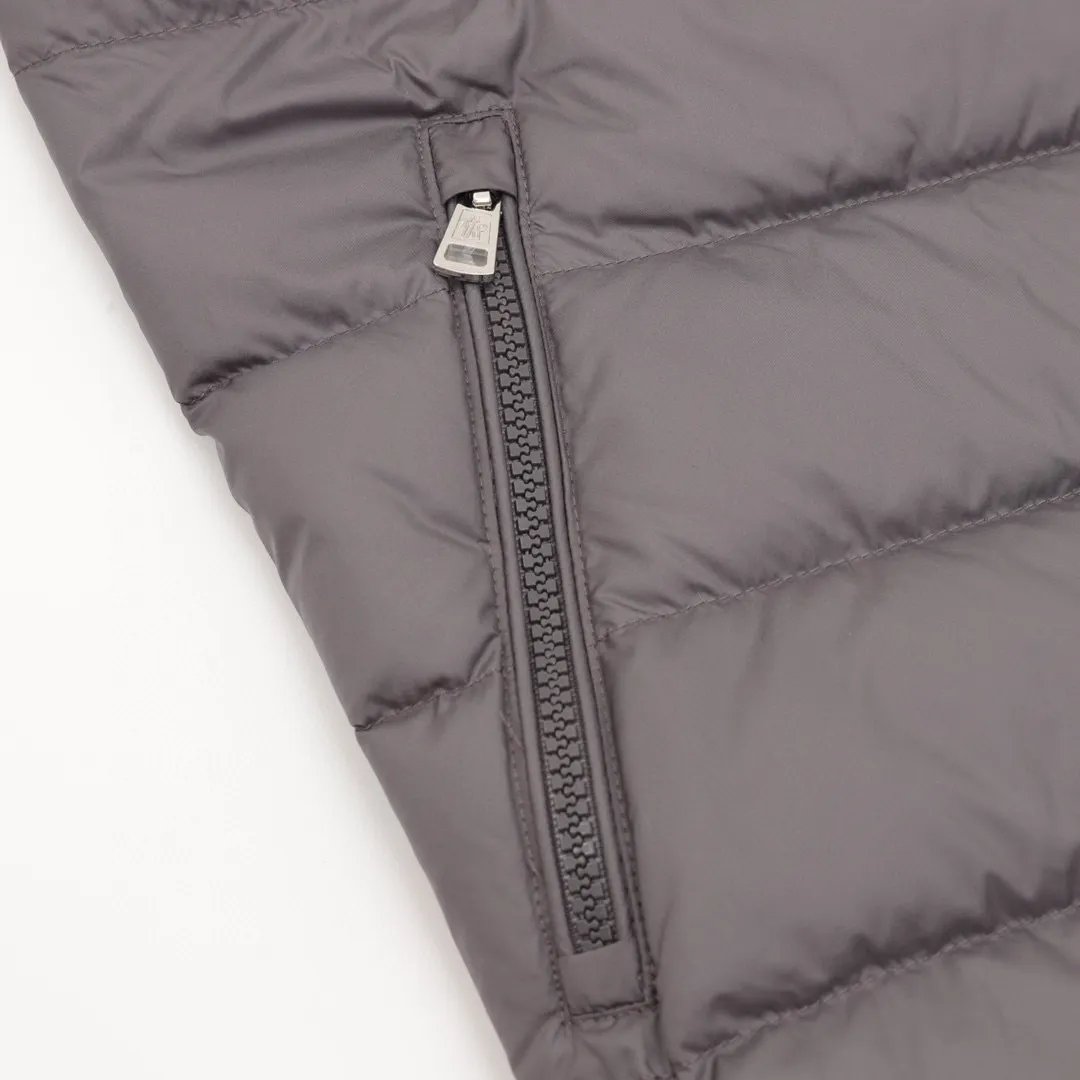 P580 Moncler Mouth 24ss Wool Blended Spliced Down Jacket Spliced down jackets are very popular this year. The whole dress is relatively light and not as bulky as imagined. The down fluffiness is also acceptable. The woolen part is the same wool blend as the cabinet. The collar and zipper are both real shots, and the smoothness of the zipper is also very good. The lining is filled with national standard white goose down. Some details can be seen in real shots. The splicing process on the inside is also very fine. Style number: A70# Color: Premium gray black Size: 1 2 3 4 5