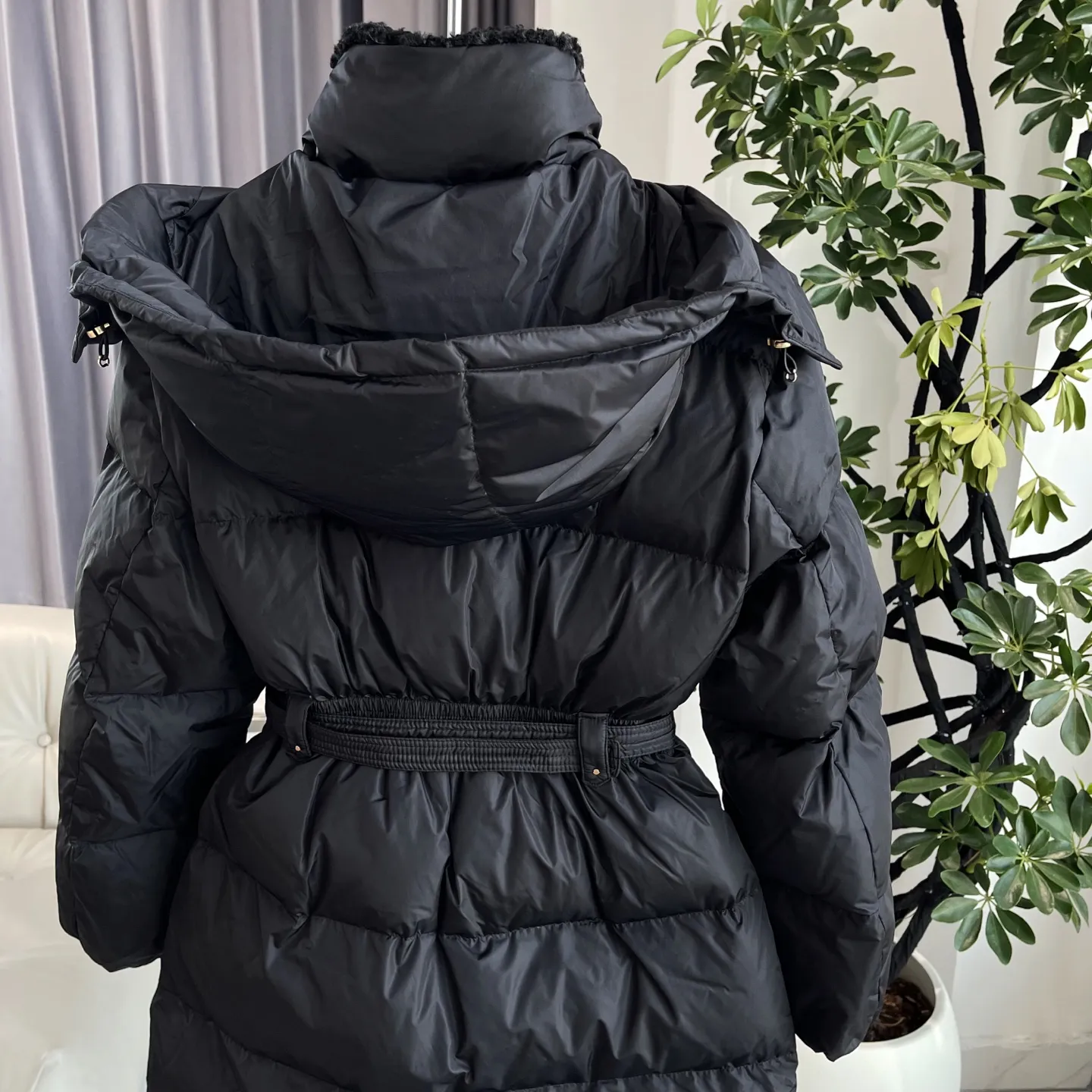 P1120 Moncler Briant Women's Hooded Long Waisted Down Jacket Jacket The Briant down jacket is designed to be both practical and comfortable to meet daily needs. Functional nylon fabric combined with a removable hood makes it easy to adapt to changing weather. This warm piece's wrap silhouette can be transformed from practical to sophisticated by adding a feminine touch with a detachable belt. The teddy velvet style collar design highlights the gentle style. Color: Black Size: 0/1/2/3