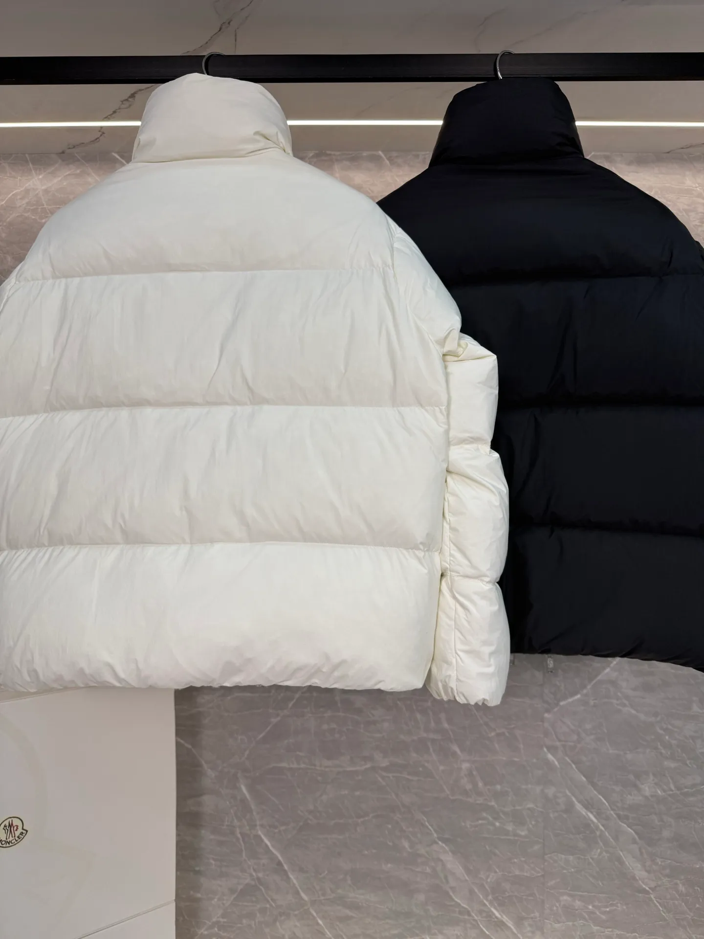 P1140 ⬆️ MONCLER GENIUS (Sky City Show Style) Moncler x Willow Smith YAEL Short Women's Down Jacket Jayel short down jacket is embellished with eye-catching metal accessories, highlighting the punk aesthetic of the Moncler x Willow Smith women's series.  The Moncler x Willow Smith Jayel down jacket features an extra zipper on the front, reinterpreting a signature punk detail. These functional zippers can be opened or closed and are reminiscent of artist-inspired vintage details. Made from nylon fabric that combines Moncler's heritage with Willow Smith's aesthetic, the metal ring on the logo patch is inspired by the artist's nose ring. Moncler Genius is a warm piece with a short and wide design that can be easily matched with the same color items in the series. Details Made of lightweight nylon Longue saison lining Filled with down Zip closure Snap pockets Adjustable cuffs and hem Embroidered logo patch with hoop Size: 0-3 White Black (Fairy Style)