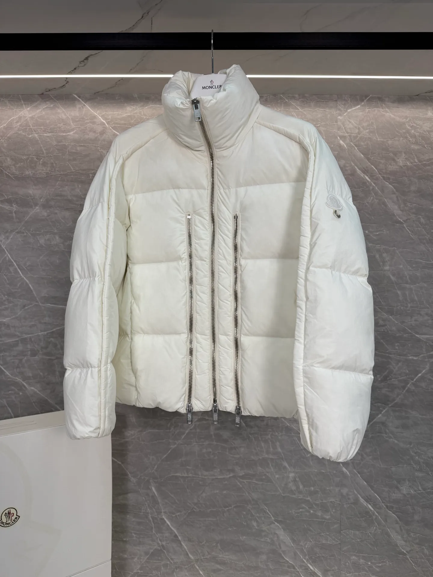 P1140 ⬆️ MONCLER GENIUS (Sky City Show Style) Moncler x Willow Smith YAEL Short Women's Down Jacket Jayel short down jacket is embellished with eye-catching metal accessories, highlighting the punk aesthetic of the Moncler x Willow Smith women's series.  The Moncler x Willow Smith Jayel down jacket features an extra zipper on the front, reinterpreting a signature punk detail. These functional zippers can be opened or closed and are reminiscent of artist-inspired vintage details. Made from nylon fabric that combines Moncler's heritage with Willow Smith's aesthetic, the metal ring on the logo patch is inspired by the artist's nose ring. Moncler Genius is a warm piece with a short and wide design that can be easily matched with the same color items in the series. Details Made of lightweight nylon Longue saison lining Filled with down Zip closure Snap pockets Adjustable cuffs and hem Embroidered logo patch with hoop Size: 0-3 White Black (Fairy Style)