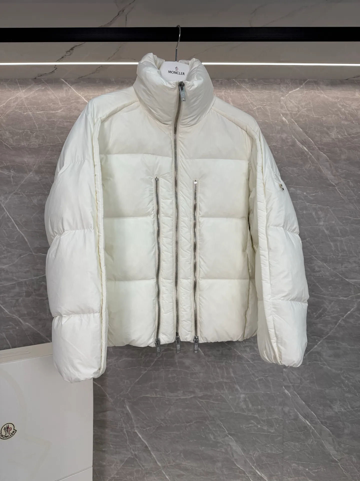 P1140 ⬆️ MONCLER GENIUS (Sky City Show Style) Moncler x Willow Smith YAEL Short Women's Down Jacket Jayel short down jacket is embellished with eye-catching metal accessories, highlighting the punk aesthetic of the Moncler x Willow Smith women's series.  The Moncler x Willow Smith Jayel down jacket features an extra zipper on the front, reinterpreting a signature punk detail. These functional zippers can be opened or closed and are reminiscent of artist-inspired vintage details. Made from nylon fabric that combines Moncler's heritage with Willow Smith's aesthetic, the metal ring on the logo patch is inspired by the artist's nose ring. Moncler Genius is a warm piece with a short and wide design that can be easily matched with the same color items in the series. Details Made of lightweight nylon Longue saison lining Filled with down Zip closure Snap pockets Adjustable cuffs and hem Embroidered logo patch with hoop Size: 0-3 White Black (Fairy Style)