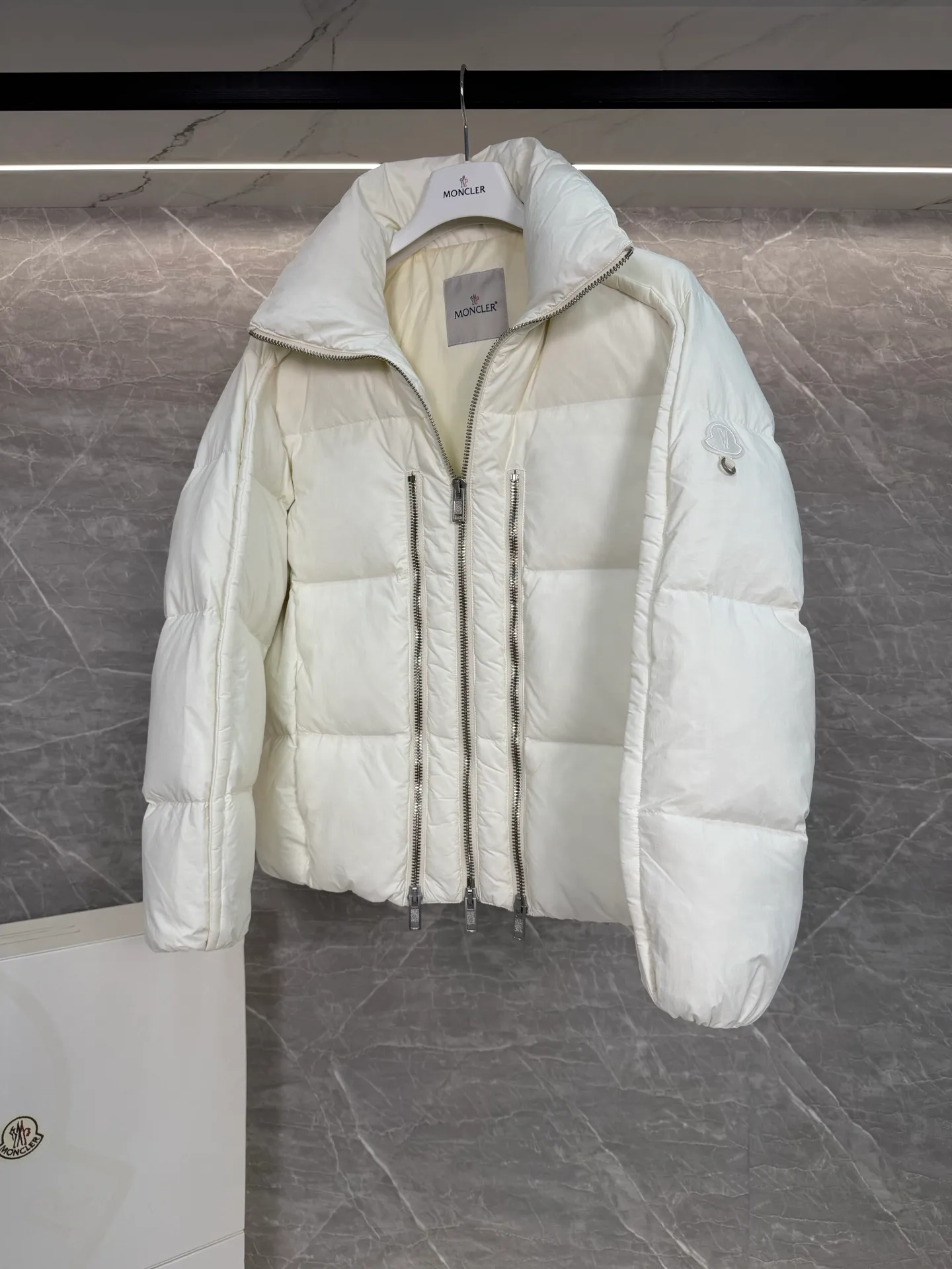 P1140 ⬆️ MONCLER GENIUS (Sky City Show Style) Moncler x Willow Smith YAEL Short Women's Down Jacket Jayel short down jacket is embellished with eye-catching metal accessories, highlighting the punk aesthetic of the Moncler x Willow Smith women's series.  The Moncler x Willow Smith Jayel down jacket features an extra zipper on the front, reinterpreting a signature punk detail. These functional zippers can be opened or closed and are reminiscent of artist-inspired vintage details. Made from nylon fabric that combines Moncler's heritage with Willow Smith's aesthetic, the metal ring on the logo patch is inspired by the artist's nose ring. Moncler Genius is a warm piece with a short and wide design that can be easily matched with the same color items in the series. Details Made of lightweight nylon Longue saison lining Filled with down Zip closure Snap pockets Adjustable cuffs and hem Embroidered logo patch with hoop Size: 0-3 White Black (Fairy Style)