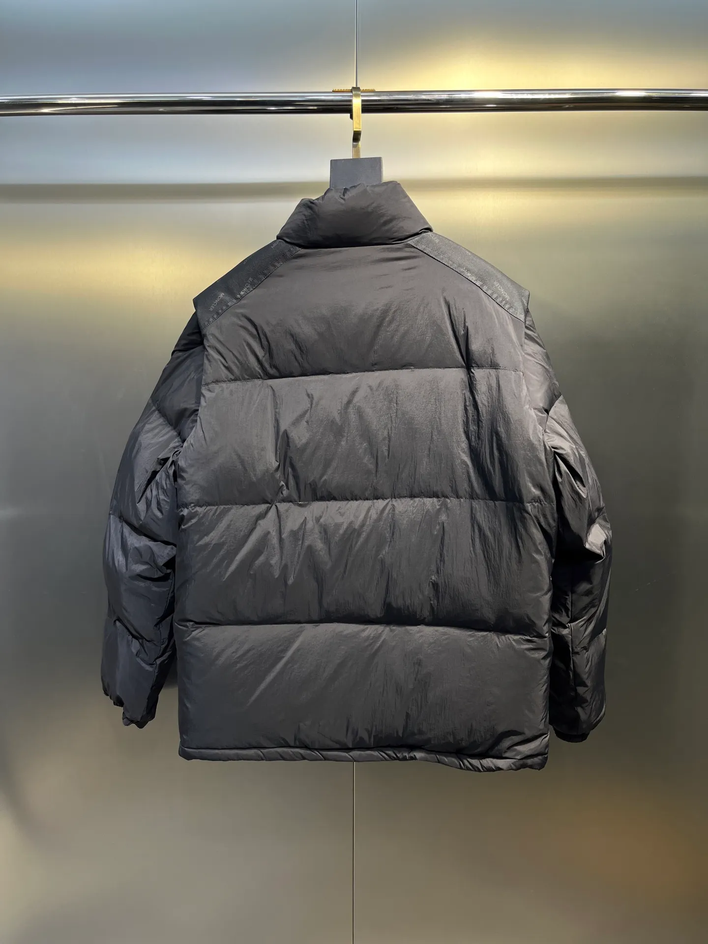 P840 Moncler Verone 🌟Limited down jacket, same style for men and women, reversible, detachable sleeves, 1 piece can be worn as 4 pieces, 4-in-1 high version, officially on sale on October 1st. Black on the front + brown on the back Size: 1-5