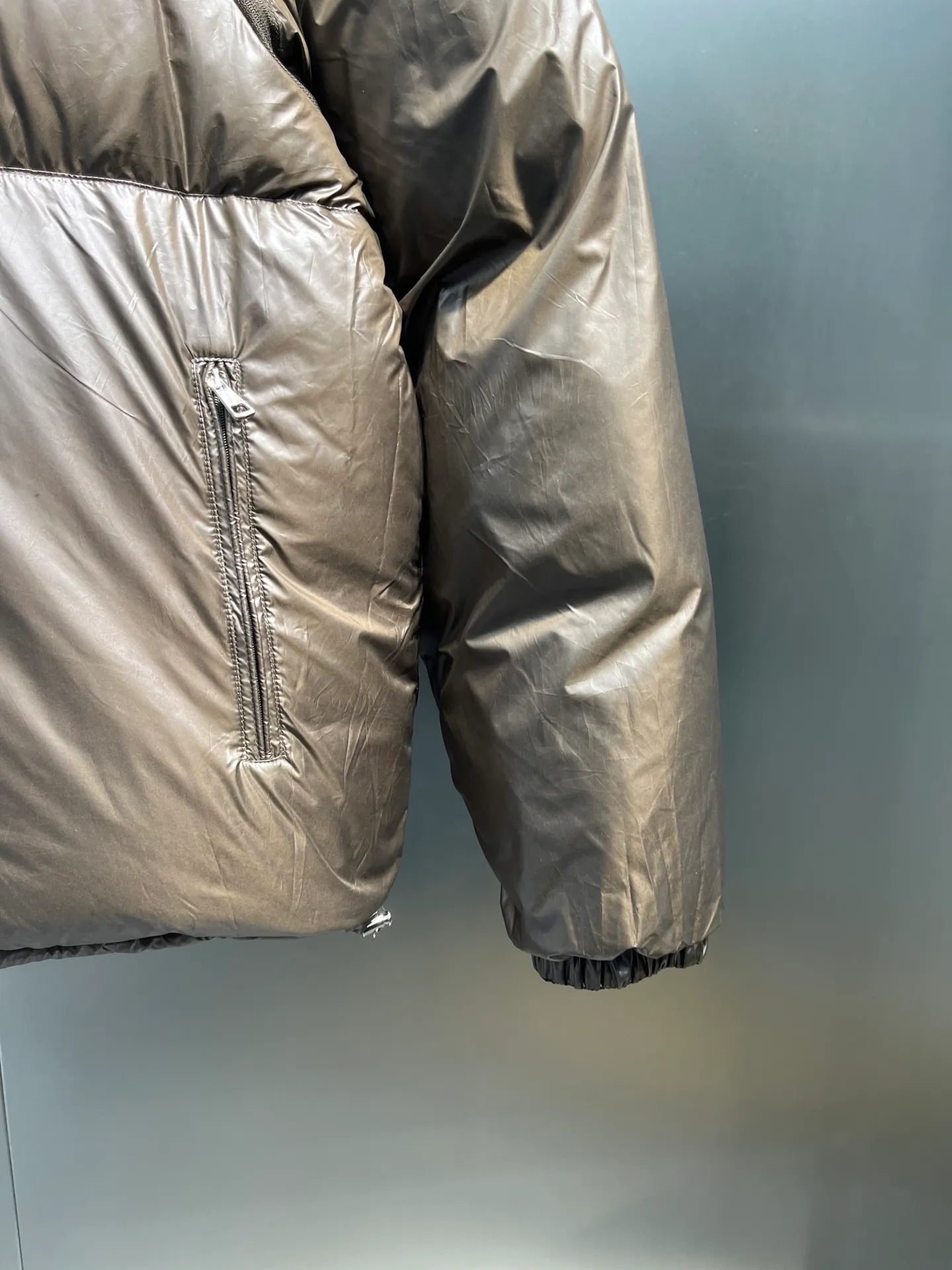 P840 Moncler Verone 🌟Limited down jacket, same style for men and women, reversible, detachable sleeves, 1 piece can be worn as 4 pieces, 4-in-1 high version, officially on sale on October 1st. Black on the front + brown on the back Size: 1-5