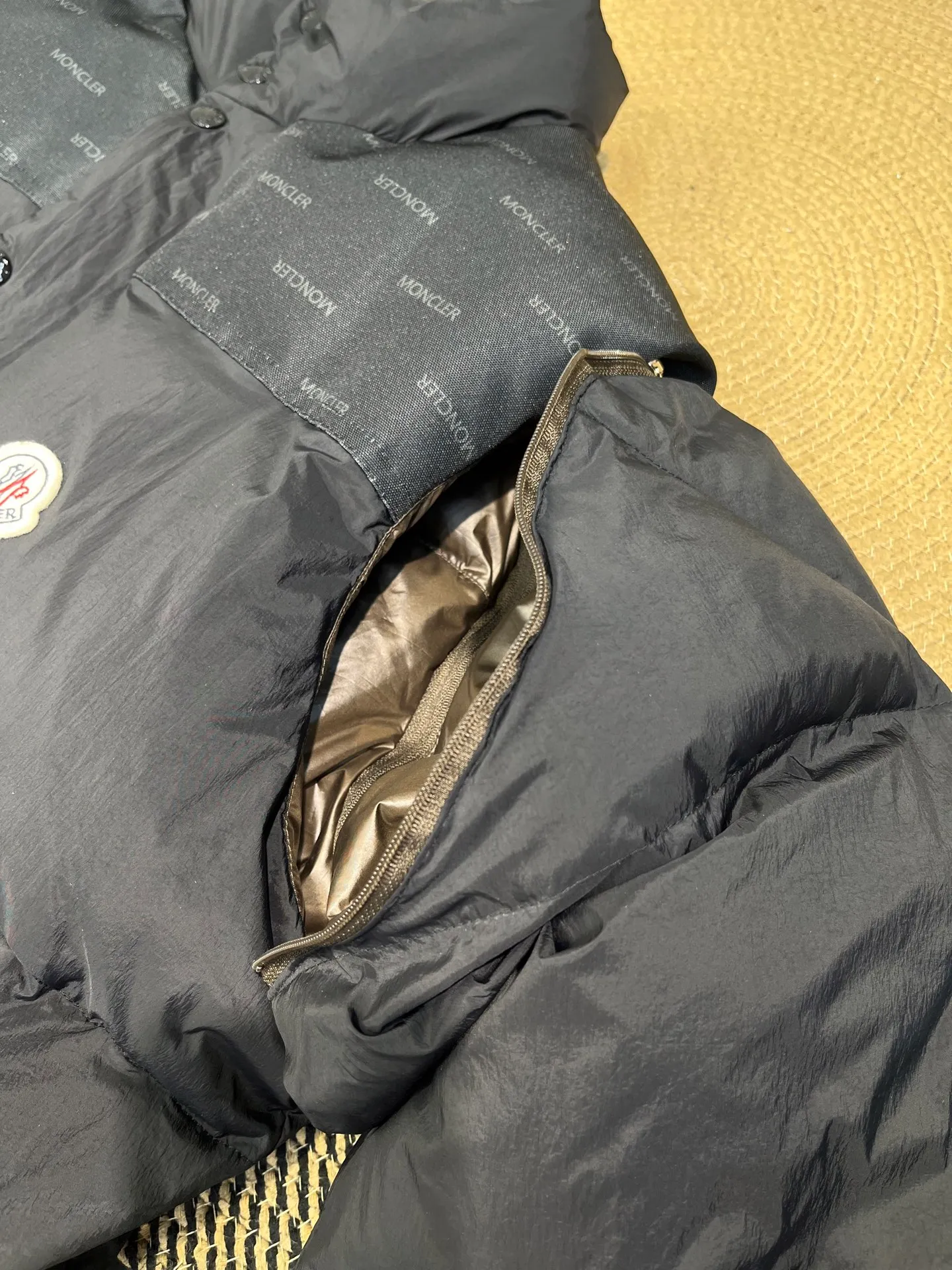 P840 Moncler Verone 🌟Limited down jacket, same style for men and women, reversible, detachable sleeves, 1 piece can be worn as 4 pieces, 4-in-1 high version, officially on sale on October 1st. Black on the front + brown on the back Size: 1-5