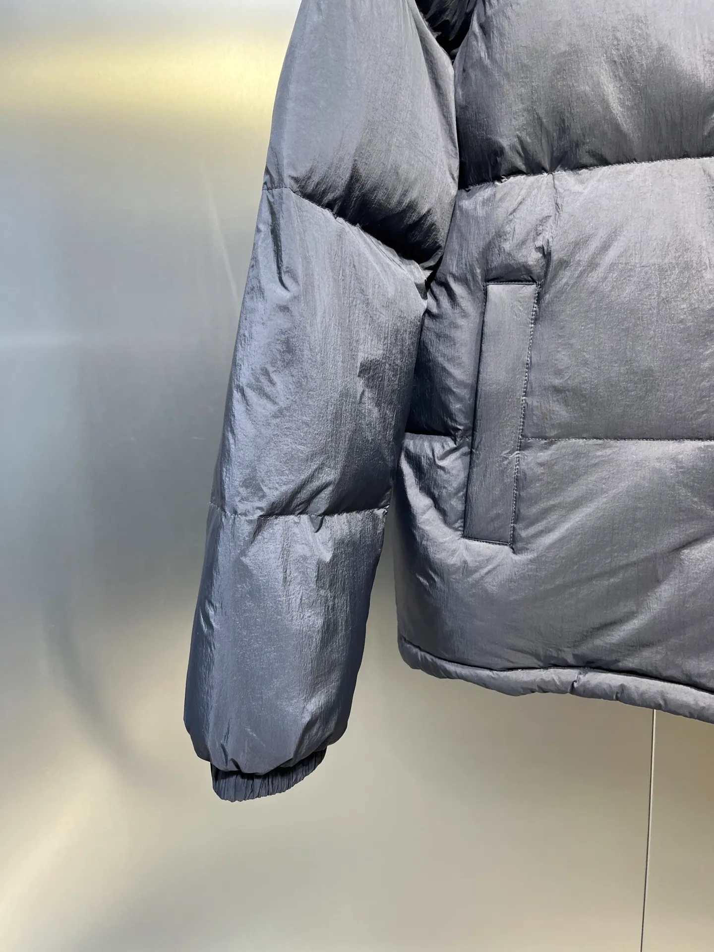 P840 Moncler Verone 🌟Limited down jacket, same style for men and women, reversible, detachable sleeves, 1 piece can be worn as 4 pieces, 4-in-1 high version, officially on sale on October 1st. Black on the front + brown on the back Size: 1-5