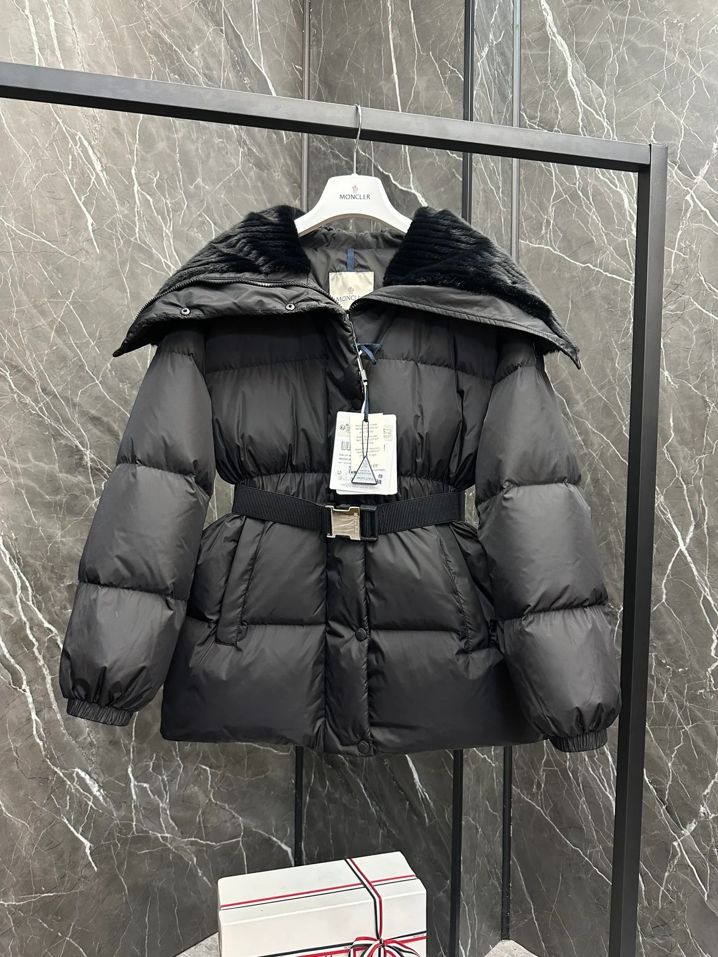 P900 Special Down⬆️Moncler Brasseurs Women's Short Down Jacket. Filled with goose down. The barcode model number is consistent with the official website. 2024 new hanging tag. The hanging tag has built-in NFC electronic induction anti-counterfeiting. Supports multiple anti-counterfeiting verification. The factory comes standard with a full set of counter gift box packaging🎁. It is different from the random versions on the market. The Brasseurs Short Down Jacket is dynamic and elegant, highlighting the aesthetic style of the Moncler women's series.  Brasseurs down jackets are made from nylon, a silky fabric that's functional. Designed in a cropped silhouette, it features a gorgeous synthetic collar and a double closure for extra protection. It features a belt for a flattering silhouette perfect for everyday wear. Details •Made from nylon •Polyester lining •Down filling •Synthetic collar •Zip and snap fastening •Zip pockets •Removable elastic waistband •Elastic waistband and cuffs •Embroidered logo patch Size: 0-3