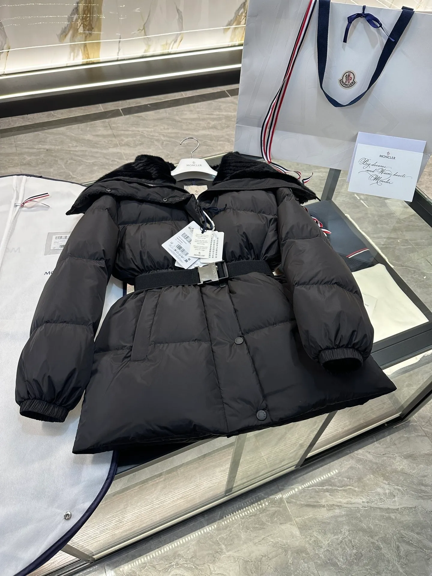 P900 Special Down⬆️Moncler Brasseurs Women's Short Down Jacket. Filled with goose down. The barcode model number is consistent with the official website. 2024 new hanging tag. The hanging tag has built-in NFC electronic induction anti-counterfeiting. Supports multiple anti-counterfeiting verification. The factory comes standard with a full set of counter gift box packaging🎁. It is different from the random versions on the market. The Brasseurs Short Down Jacket is dynamic and elegant, highlighting the aesthetic style of the Moncler women's series.  Brasseurs down jackets are made from nylon, a silky fabric that's functional. Designed in a cropped silhouette, it features a gorgeous synthetic collar and a double closure for extra protection. It features a belt for a flattering silhouette perfect for everyday wear. Details •Made from nylon •Polyester lining •Down filling •Synthetic collar •Zip and snap fastening •Zip pockets •Removable elastic waistband •Elastic waistband and cuffs •Embroidered logo patch Size: 0-3