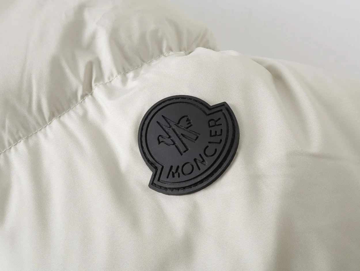 P860 Top version] Detailed picture of large goods Moncler/Mask 22Fw Black Warrior access control three-dimensional embossed letter down jacket, autumn and winter new madeira. The Black Warrior hooded mid-length down jacket is filled with national standard 95% white duck down. Madeira down jacket is a common item in the functional wardrobe. It is made of Longuesaison nylon, providing excellent warmth and light comfort. Presented in calming neutral tones, the loose silhouette pays homage to clean design. Made of matte Longue Saison nylon Painted nylon lining Filled with down Hood and front placket made of 2.5 layers of fabric Logo lettering embossed Hidden button and zipper closure Exterior pockets with hidden snap button closure Chest pockets with zipper closure Adjustable hood and flat elastic drawstring Matte black logo Style: 5608# Color: Black Off-white Size: 1 2 3 4 5
