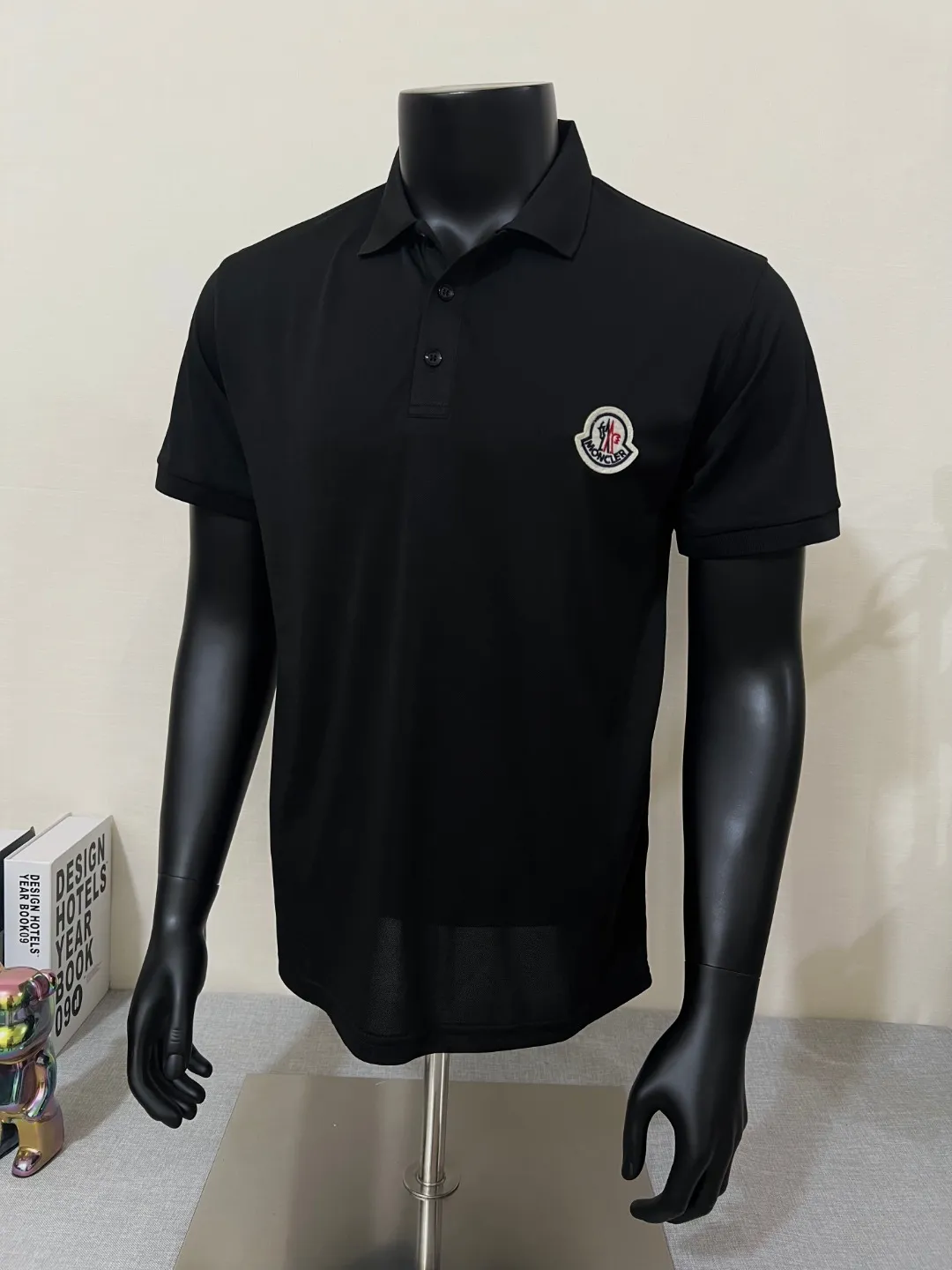 P150 MONCLER Men's Polo shirt with short sleeves and ice silk, YB official website is on sale at the same time; the winning bid is embroidered with fixed stitch logo. The MONCLER alphabet on the chest is classic and eye-catching. The texture is skin-friendly and comfortable. It has three labels. It is suitable for both business and leisure. It is breathable and dry. It has 3D three-dimensional tailoring technology and a three-dimensional upper body shape. Polo shirts have almost become a must-have item for everyone this season! If worn correctly, they will highlight your figure! They will look business-like and handsome! Every gesture will be full of charm! Color: black white, size: XS-2XL