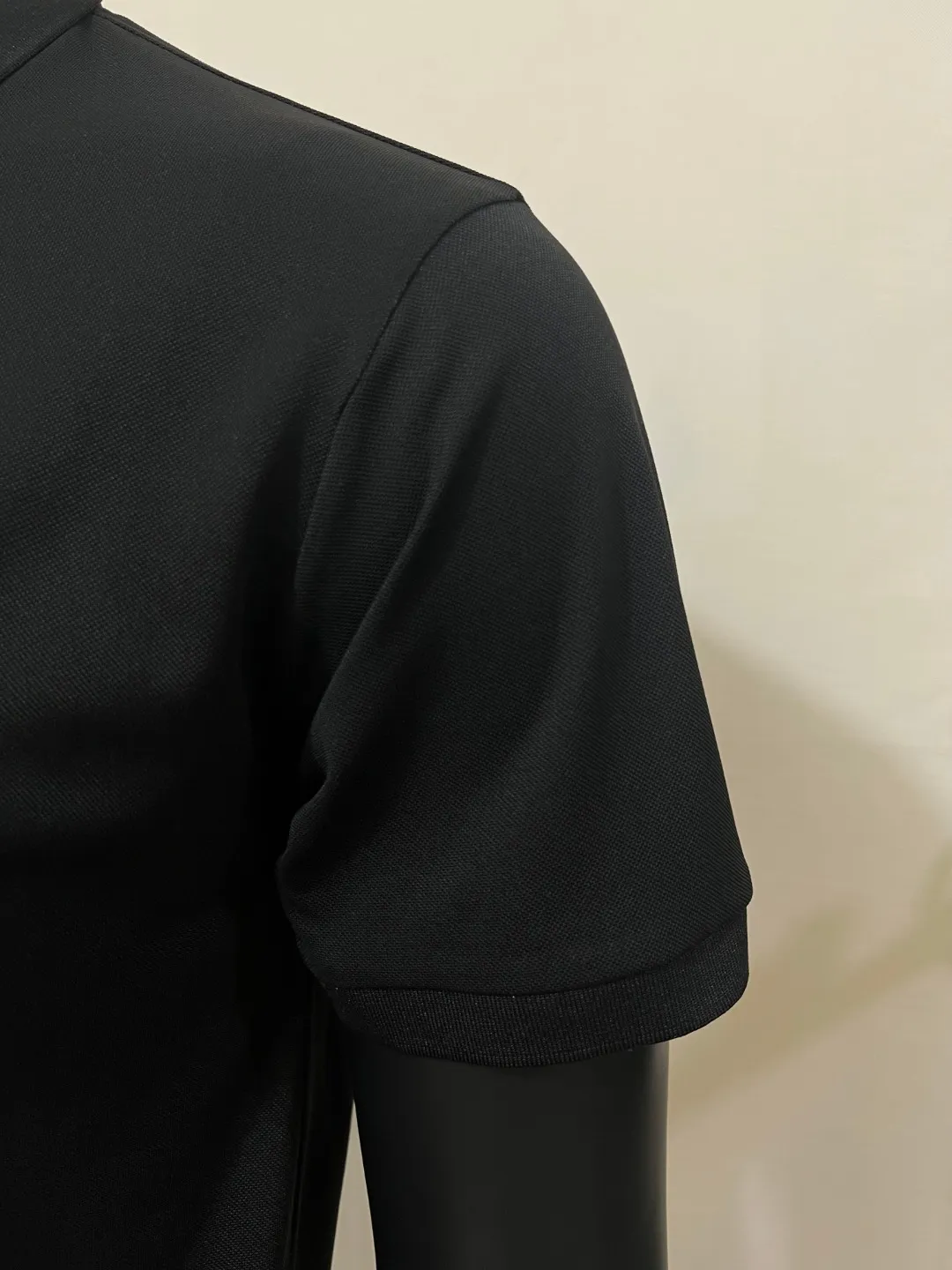 P150 MONCLER Men's Polo shirt with short sleeves and ice silk, YB official website is on sale at the same time; the winning bid is embroidered with fixed stitch logo. The MONCLER alphabet on the chest is classic and eye-catching. The texture is skin-friendly and comfortable. It has three labels. It is suitable for both business and leisure. It is breathable and dry. It has 3D three-dimensional tailoring technology and a three-dimensional upper body shape. Polo shirts have almost become a must-have item for everyone this season! If worn correctly, they will highlight your figure! They will look business-like and handsome! Every gesture will be full of charm! Color: black white, size: XS-2XL
