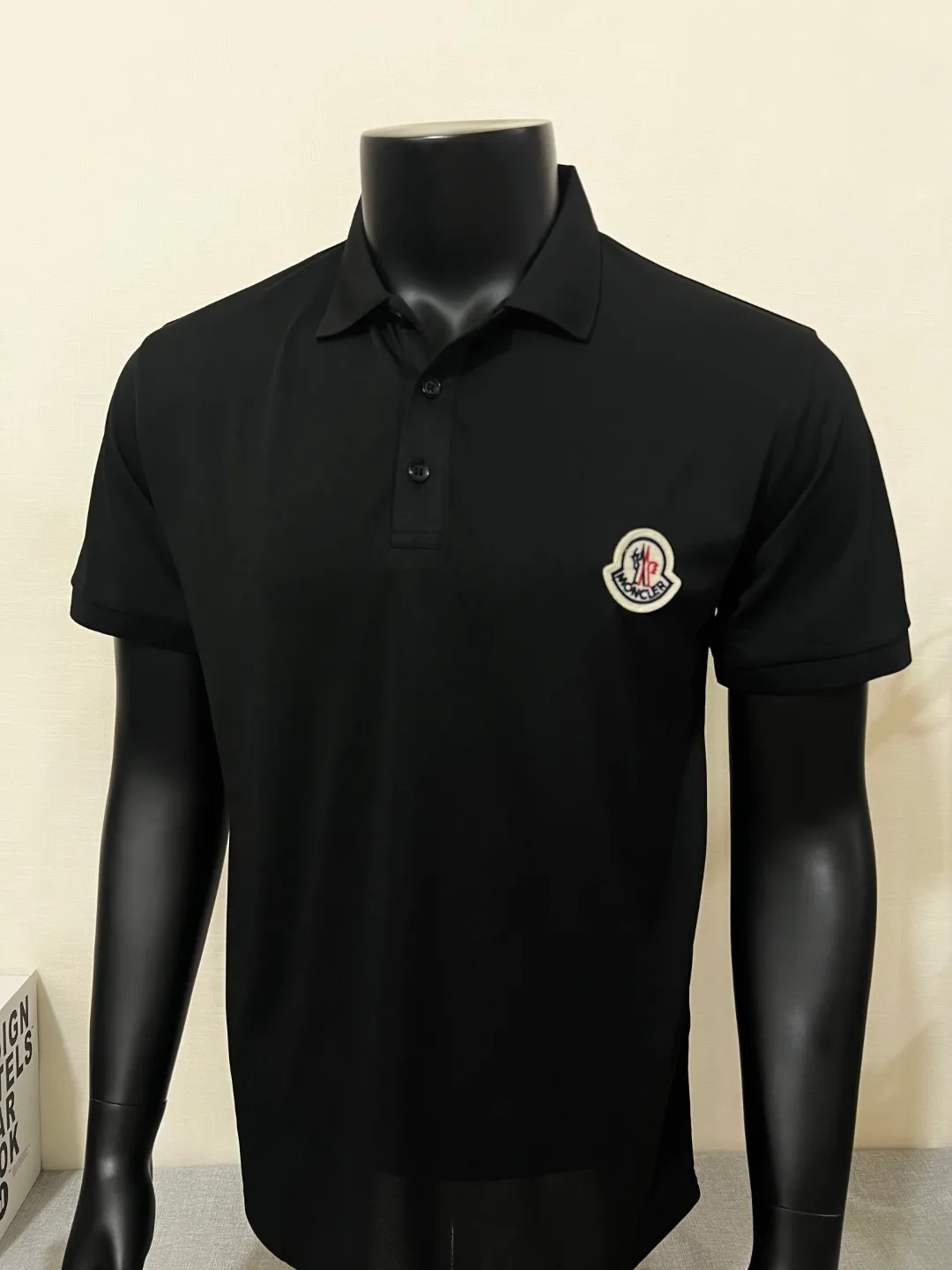 P150 MONCLER Men's Polo shirt with short sleeves and ice silk, YB official website is on sale at the same time; the winning bid is embroidered with fixed stitch logo. The MONCLER alphabet on the chest is classic and eye-catching. The texture is skin-friendly and comfortable. It has three labels. It is suitable for both business and leisure. It is breathable and dry. It has 3D three-dimensional tailoring technology and a three-dimensional upper body shape. Polo shirts have almost become a must-have item for everyone this season! If worn correctly, they will highlight your figure! They will look business-like and handsome! Every gesture will be full of charm! Color: black white, size: XS-2XL