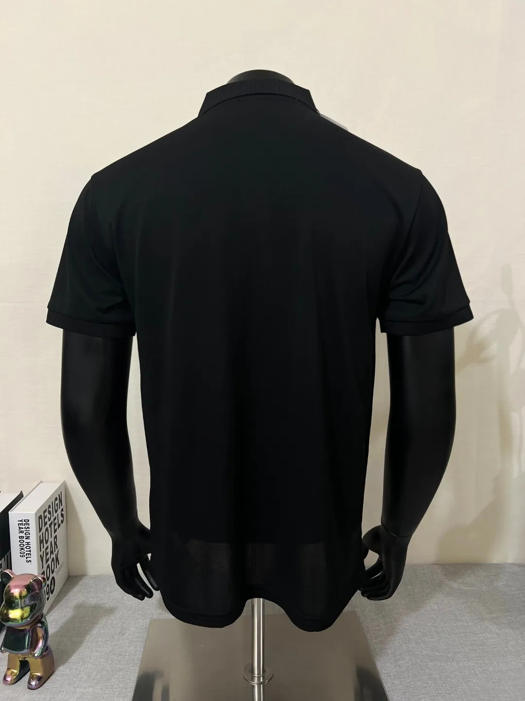 P150 MONCLER Men's Polo shirt with short sleeves and ice silk, YB official website is on sale at the same time; the winning bid is embroidered with fixed stitch logo. The MONCLER alphabet on the chest is classic and eye-catching. The texture is skin-friendly and comfortable. It has three labels. It is suitable for both business and leisure. It is breathable and dry. It has 3D three-dimensional tailoring technology and a three-dimensional upper body shape. Polo shirts have almost become a must-have item for everyone this season! If worn correctly, they will highlight your figure! They will look business-like and handsome! Every gesture will be full of charm! Color: black white, size: XS-2XL