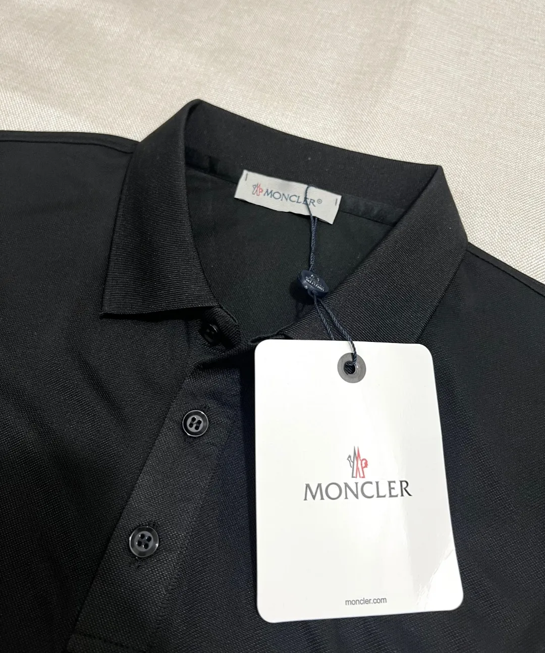 P150 MONCLER Men's Polo shirt with short sleeves and ice silk, YB official website is on sale at the same time; the winning bid is embroidered with fixed stitch logo. The MONCLER alphabet on the chest is classic and eye-catching. The texture is skin-friendly and comfortable. It has three labels. It is suitable for both business and leisure. It is breathable and dry. It has 3D three-dimensional tailoring technology and a three-dimensional upper body shape. Polo shirts have almost become a must-have item for everyone this season! If worn correctly, they will highlight your figure! They will look business-like and handsome! Every gesture will be full of charm! Color: black white, size: XS-2XL