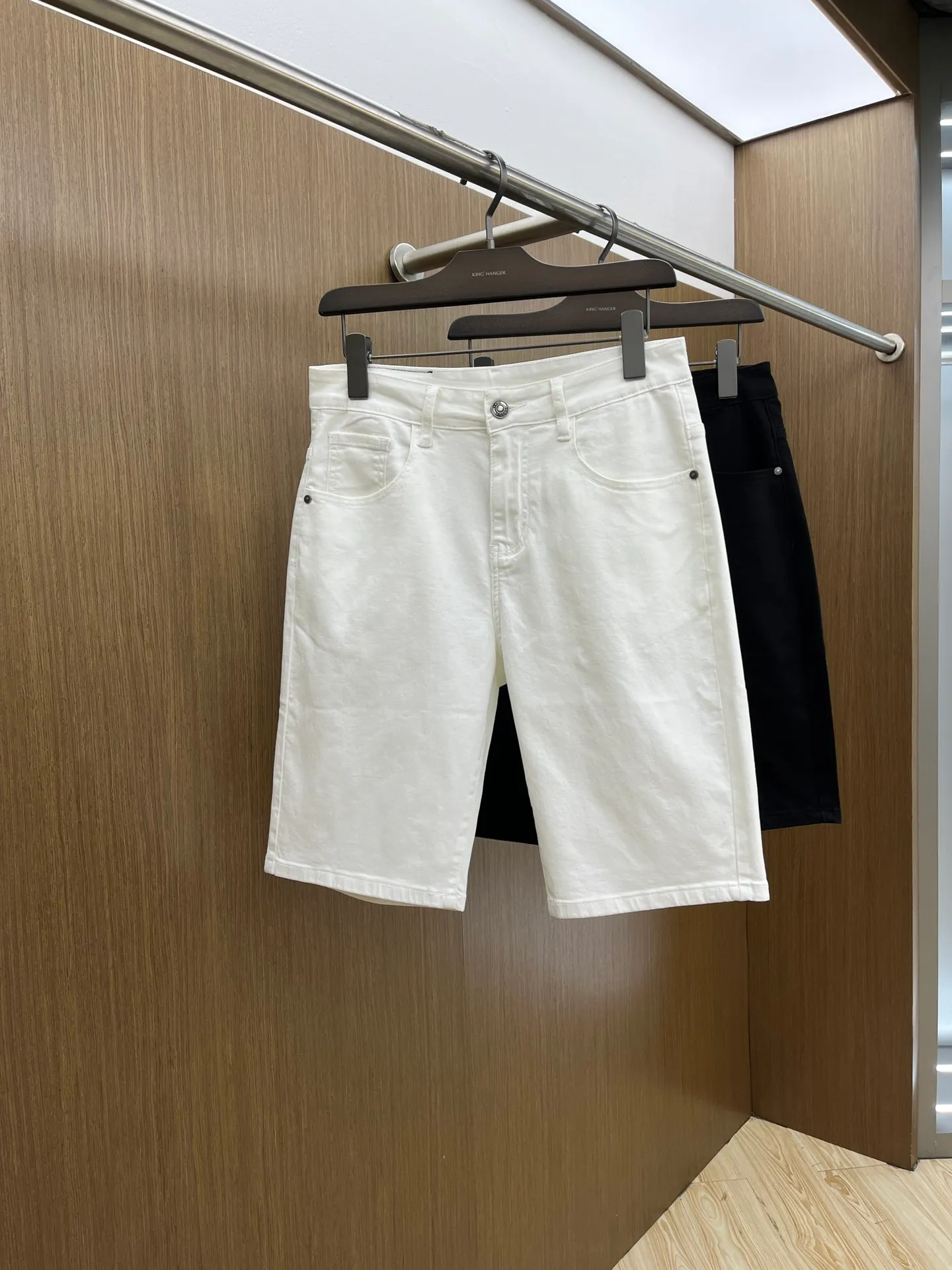 P270 🌸🌸 Moncler elastic slimming straight-leg pants, denim shorts, thin!  Very high-quality, stretch jeans can also be very comfortable... Super stretch and super handsome jeans! Heavy wash water elasticity...! You will be amazed by the clever design of these jeans! ! A pair of jeans cut from original cloth, light color, unique charm, made of high-quality cotton fabric, with frayed design and patch embroidery embellishment details. The fabric is comfortable, soft and can be matched casually. The comfort represents its interpretation of fashion and leisure. The details reflect the brand's pursuit of quality, with a bit of a hedonist flavor. It pays great attention to details and restores the texture of top-grade hardware. . Showing a sense of luxury and fashion. . Very worth buying. Size: Size: 29-38. . (No 35, 37)