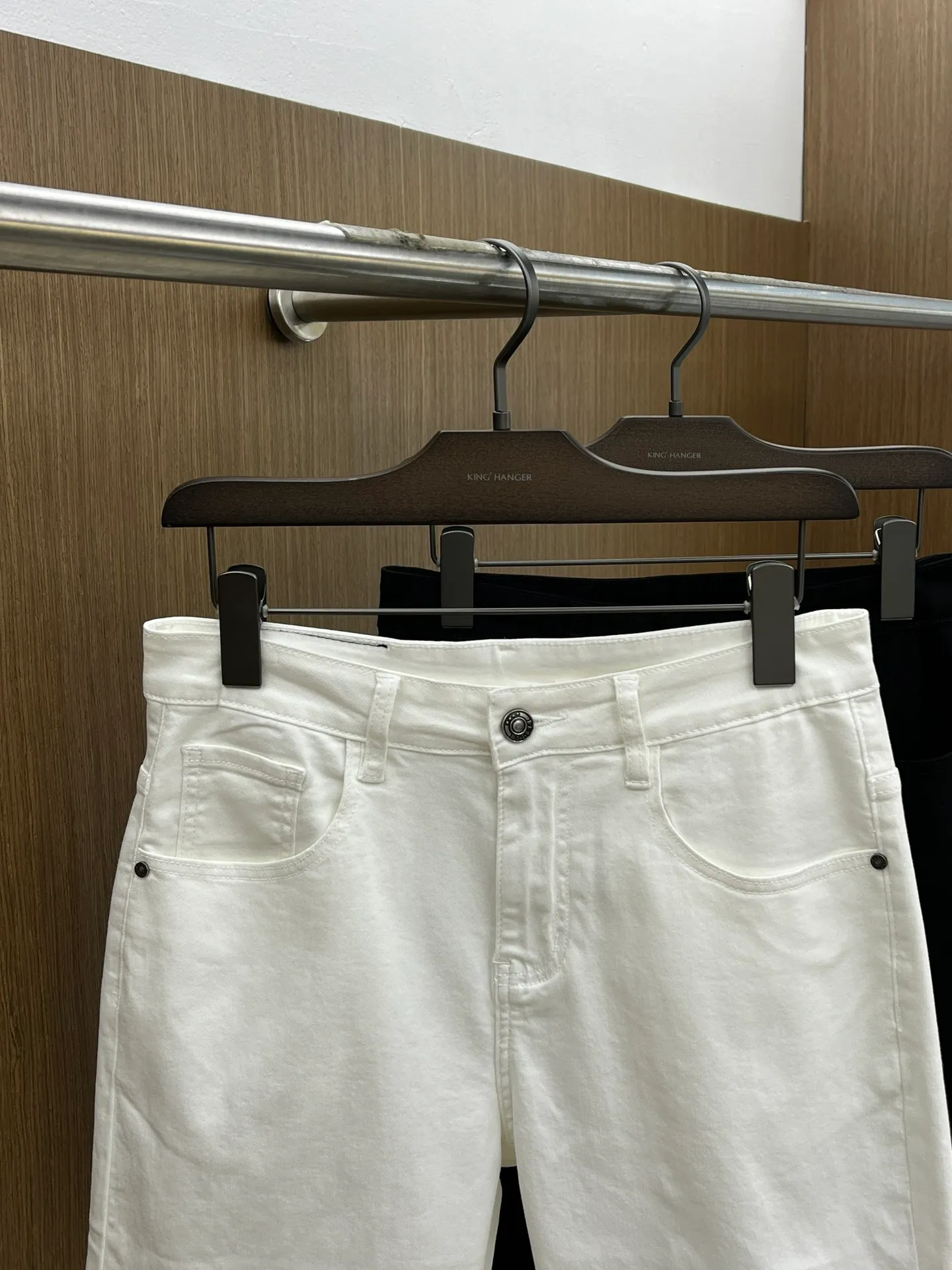 P270 🌸🌸 Moncler elastic slimming straight-leg pants, denim shorts, thin!  Very high-quality, stretch jeans can also be very comfortable... Super stretch and super handsome jeans! Heavy wash water elasticity...! You will be amazed by the clever design of these jeans! ! A pair of jeans cut from original cloth, light color, unique charm, made of high-quality cotton fabric, with frayed design and patch embroidery embellishment details. The fabric is comfortable, soft and can be matched casually. The comfort represents its interpretation of fashion and leisure. The details reflect the brand's pursuit of quality, with a bit of a hedonist flavor. It pays great attention to details and restores the texture of top-grade hardware. . Showing a sense of luxury and fashion. . Very worth buying. Size: Size: 29-38. . (No 35, 37)