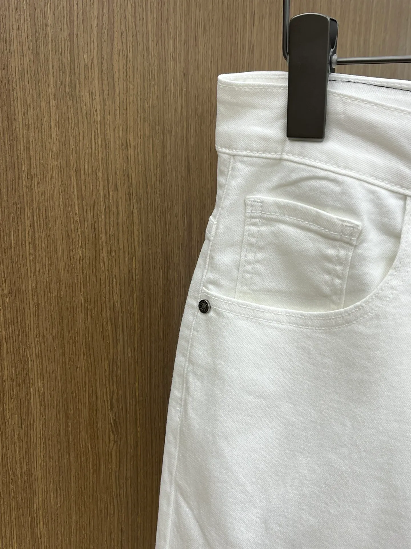 P270 🌸🌸 Moncler elastic slimming straight-leg pants, denim shorts, thin!  Very high-quality, stretch jeans can also be very comfortable... Super stretch and super handsome jeans! Heavy wash water elasticity...! You will be amazed by the clever design of these jeans! ! A pair of jeans cut from original cloth, light color, unique charm, made of high-quality cotton fabric, with frayed design and patch embroidery embellishment details. The fabric is comfortable, soft and can be matched casually. The comfort represents its interpretation of fashion and leisure. The details reflect the brand's pursuit of quality, with a bit of a hedonist flavor. It pays great attention to details and restores the texture of top-grade hardware. . Showing a sense of luxury and fashion. . Very worth buying. Size: Size: 29-38. . (No 35, 37)