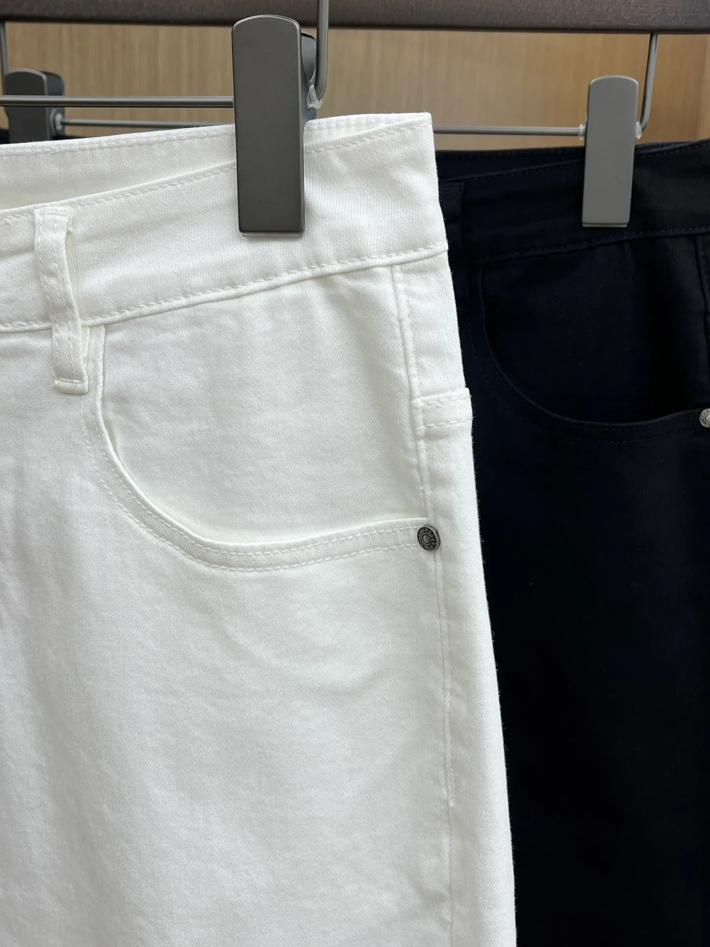 P270 🌸🌸 Moncler elastic slimming straight-leg pants, denim shorts, thin!  Very high-quality, stretch jeans can also be very comfortable... Super stretch and super handsome jeans! Heavy wash water elasticity...! You will be amazed by the clever design of these jeans! ! A pair of jeans cut from original cloth, light color, unique charm, made of high-quality cotton fabric, with frayed design and patch embroidery embellishment details. The fabric is comfortable, soft and can be matched casually. The comfort represents its interpretation of fashion and leisure. The details reflect the brand's pursuit of quality, with a bit of a hedonist flavor. It pays great attention to details and restores the texture of top-grade hardware. . Showing a sense of luxury and fashion. . Very worth buying. Size: Size: 29-38. . (No 35, 37)