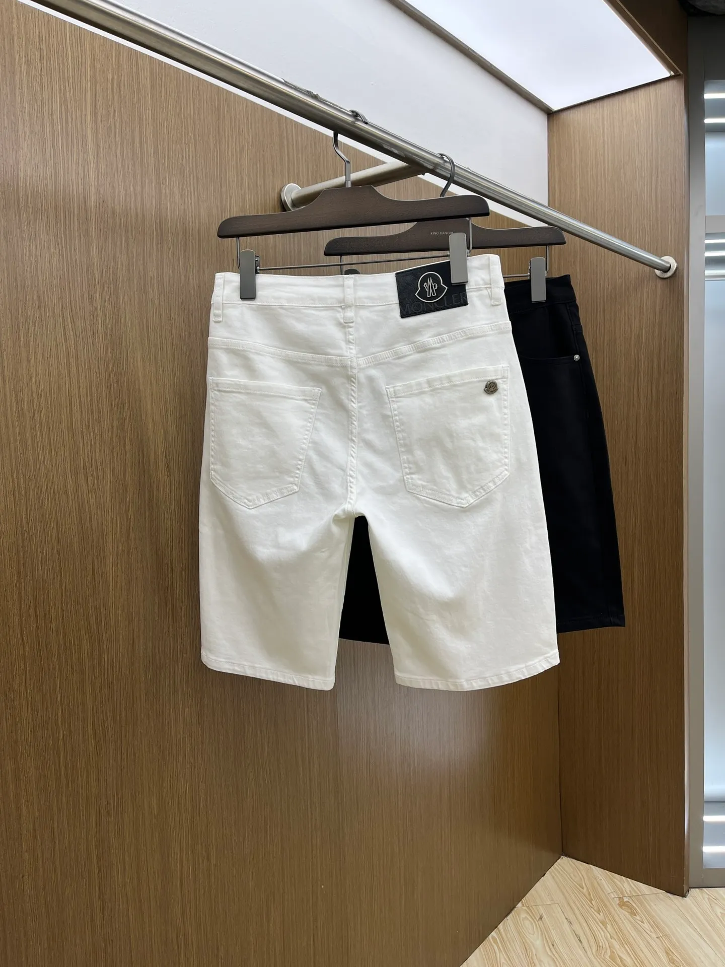 P270 🌸🌸 Moncler elastic slimming straight-leg pants, denim shorts, thin!  Very high-quality, stretch jeans can also be very comfortable... Super stretch and super handsome jeans! Heavy wash water elasticity...! You will be amazed by the clever design of these jeans! ! A pair of jeans cut from original cloth, light color, unique charm, made of high-quality cotton fabric, with frayed design and patch embroidery embellishment details. The fabric is comfortable, soft and can be matched casually. The comfort represents its interpretation of fashion and leisure. The details reflect the brand's pursuit of quality, with a bit of a hedonist flavor. It pays great attention to details and restores the texture of top-grade hardware. . Showing a sense of luxury and fashion. . Very worth buying. Size: Size: 29-38. . (No 35, 37)
