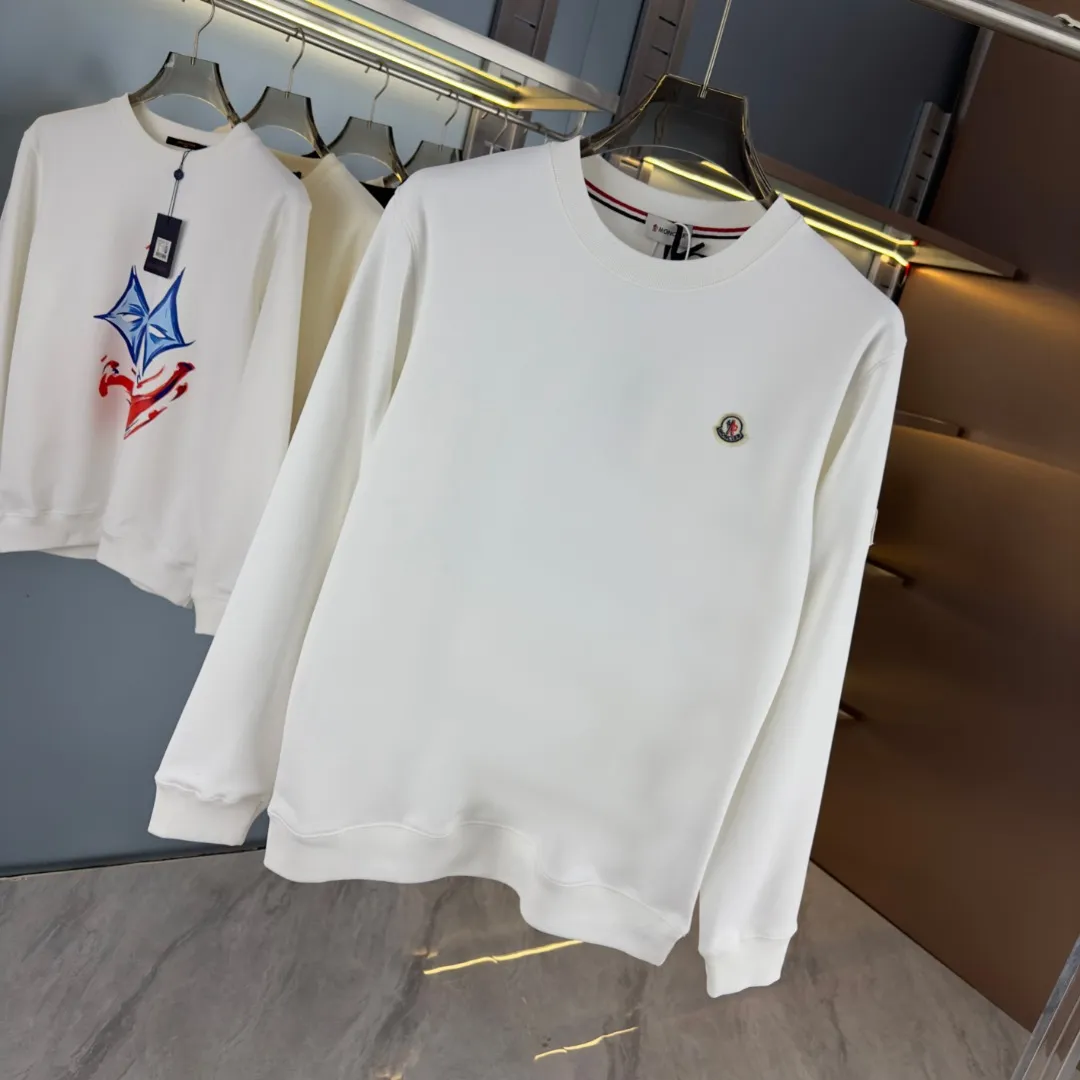 P210 high version sweatshirt) 📦With exclusive picture packaging📦 [Long-term ready stock] Upgraded version "Mobile phone smart sensor ~ NFC chip armband ~ Direct access to the official website anti-counterfeiting" 〖 𝐌𝐎𝐍𝐂𝐋𝐄𝐑 ~ Mouth covering〗 2025 new high quality, using 450g heavyweight fabric Different from the market currency, you can mix and match everything at will and you will be handsome😎The whole clothes is made of double waistcoats. The double waistcoats make the whole dress more three-dimensional. It is not an ordinary factory that can do such fine work. 2025 autumn and winter new style, on sale at the counter, exquisite printed round neck terry sweatshirt. High-end double-ply cotton. Customized stretch ribs are dyed in the same vat. Three standards are complete. It is matched with digital printing patterns and is very breathable. Same style for men and women. Color: black, white, apricot. Size: S M L XL 2XL