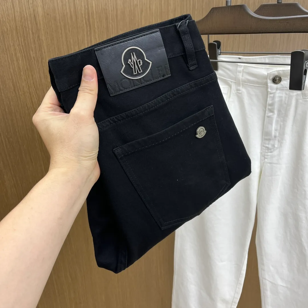 P240 Moncler 25ss🔥New light-colored denim trousers. The best original jeans in the physical store, suitable for all ages. Comfortable, soft and skin-friendly, the upper body effect is super fashionable and versatile, upright and stylish, a wardrobe must-have! Perfect for any occasion. Size: 28-38 (no 35.37)