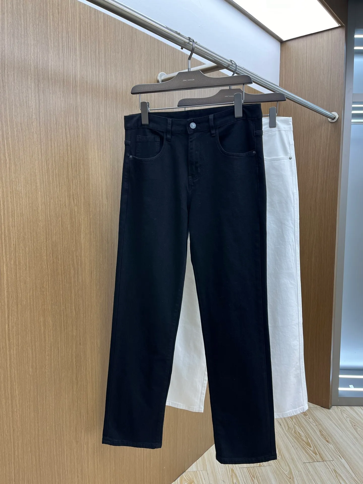 P240 Moncler 25ss🔥New light-colored denim trousers. The best original jeans in the physical store, suitable for all ages. Comfortable, soft and skin-friendly, the upper body effect is super fashionable and versatile, upright and stylish, a wardrobe must-have! Perfect for any occasion. Size: 28-38 (no 35.37)