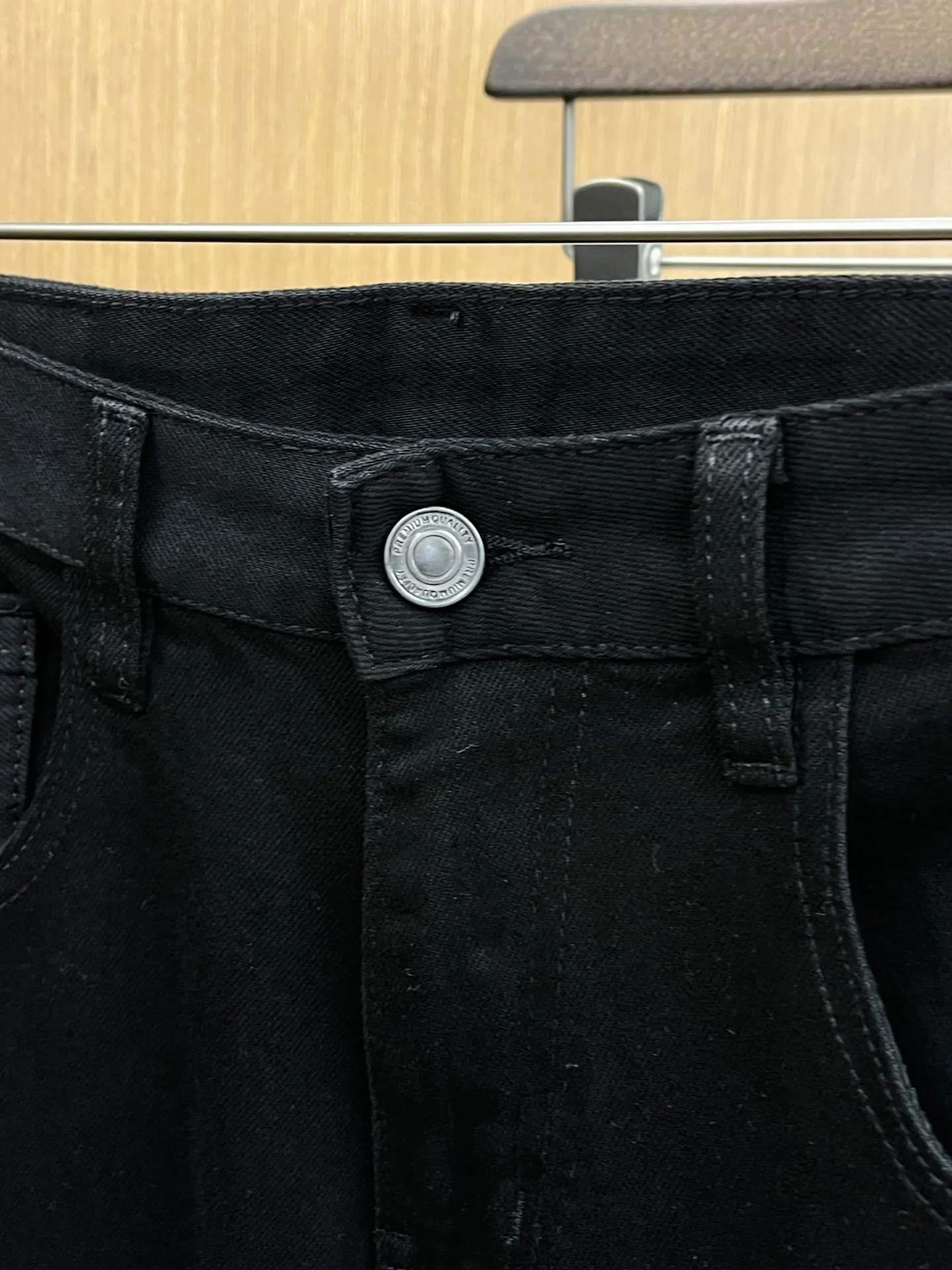 P240 Moncler 25ss🔥New light-colored denim trousers. The best original jeans in the physical store, suitable for all ages. Comfortable, soft and skin-friendly, the upper body effect is super fashionable and versatile, upright and stylish, a wardrobe must-have! Perfect for any occasion. Size: 28-38 (no 35.37)