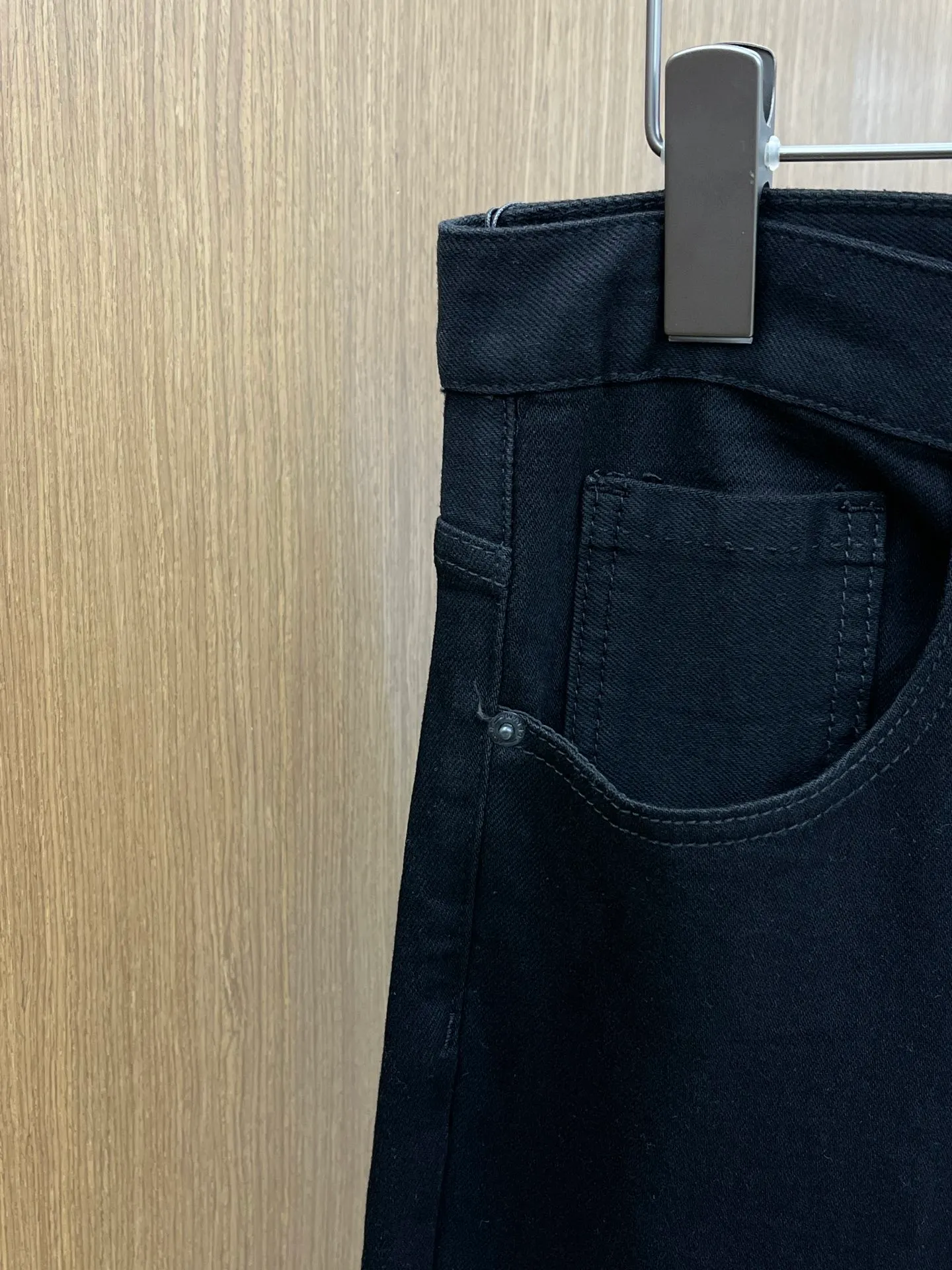 P240 Moncler 25ss🔥New light-colored denim trousers. The best original jeans in the physical store, suitable for all ages. Comfortable, soft and skin-friendly, the upper body effect is super fashionable and versatile, upright and stylish, a wardrobe must-have! Perfect for any occasion. Size: 28-38 (no 35.37)