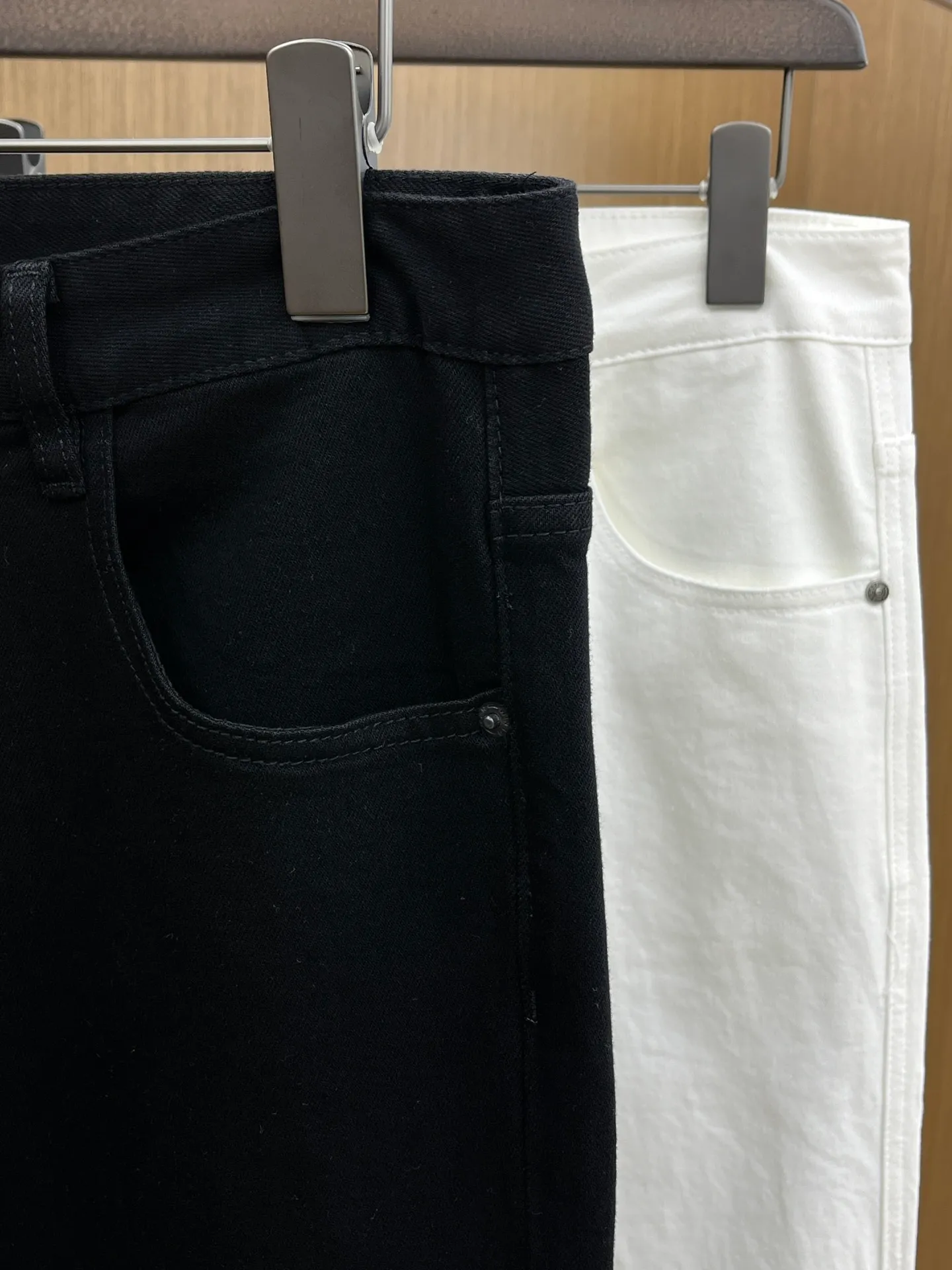 P240 Moncler 25ss🔥New light-colored denim trousers. The best original jeans in the physical store, suitable for all ages. Comfortable, soft and skin-friendly, the upper body effect is super fashionable and versatile, upright and stylish, a wardrobe must-have! Perfect for any occasion. Size: 28-38 (no 35.37)