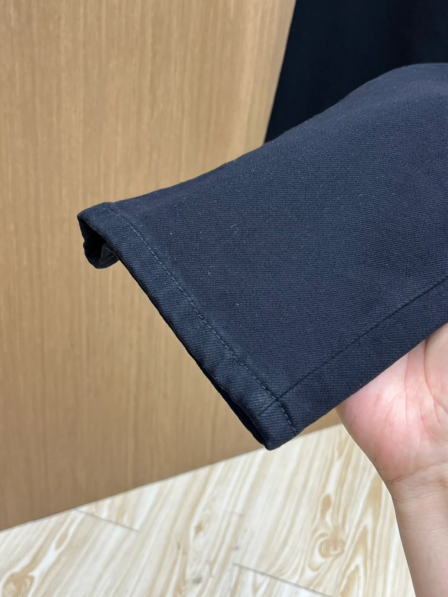P240 Moncler 25ss🔥New light-colored denim trousers. The best original jeans in the physical store, suitable for all ages. Comfortable, soft and skin-friendly, the upper body effect is super fashionable and versatile, upright and stylish, a wardrobe must-have! Perfect for any occasion. Size: 28-38 (no 35.37)