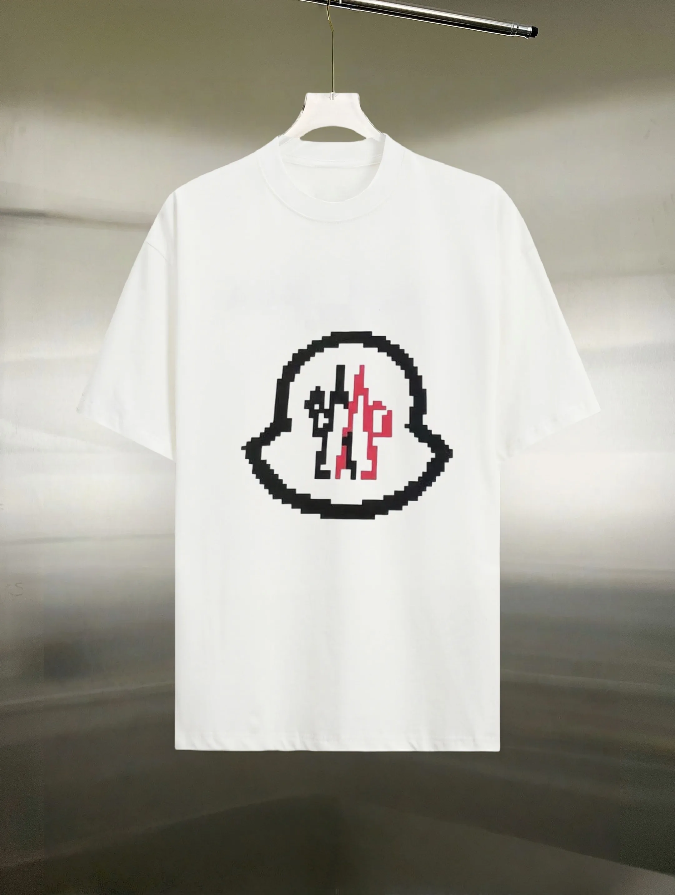 P130 Style: Moncler/muzzled short-sleeved T-shirt Fabric: 300g double yarn 100% cotton Rib: 320g Solona Process: Printing Color: White Black Size: S M L XL XXL No gender distinction, same style for men and women
