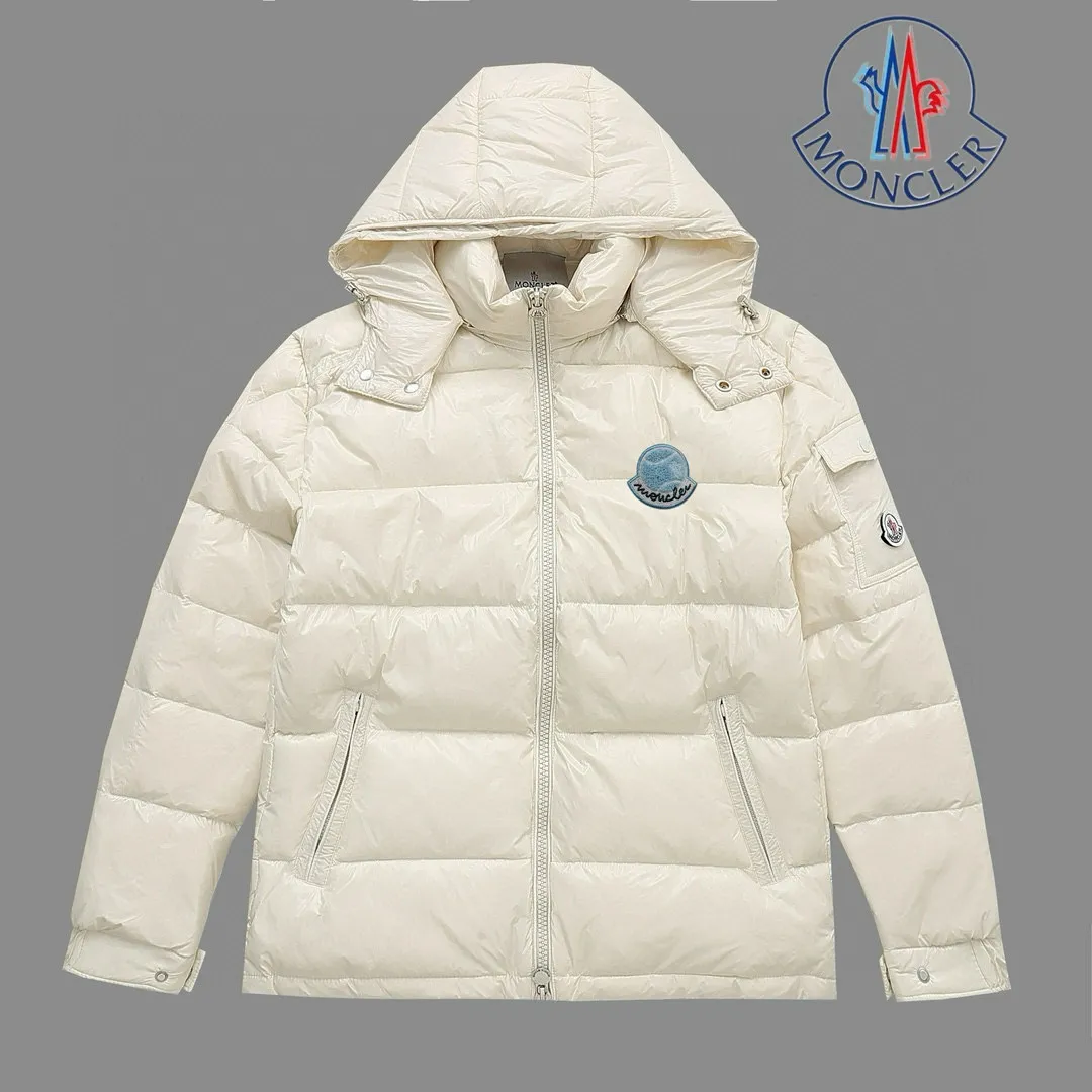 P720 MONCLER Meng Mouth Maya Down Jacket: Color/off-white, black Size: M. L. Zipper pendant with custom logo Fabric: 400D bright nylon, anti-fouling, anti-wrinkle, waterproof and windproof, very wear-resistant, breathable and comfortable.           Embroidery: Straight lines, smooth curves, dense and neat stitches, no jagged edges, flat embroidery surface, no skewed threads, consistent stitch length, no bottom exposed, no overlap, smooth embroidery surface, no ink marks and other stains. Advanced imported embroidery machines are used to ensure embroidery quality.