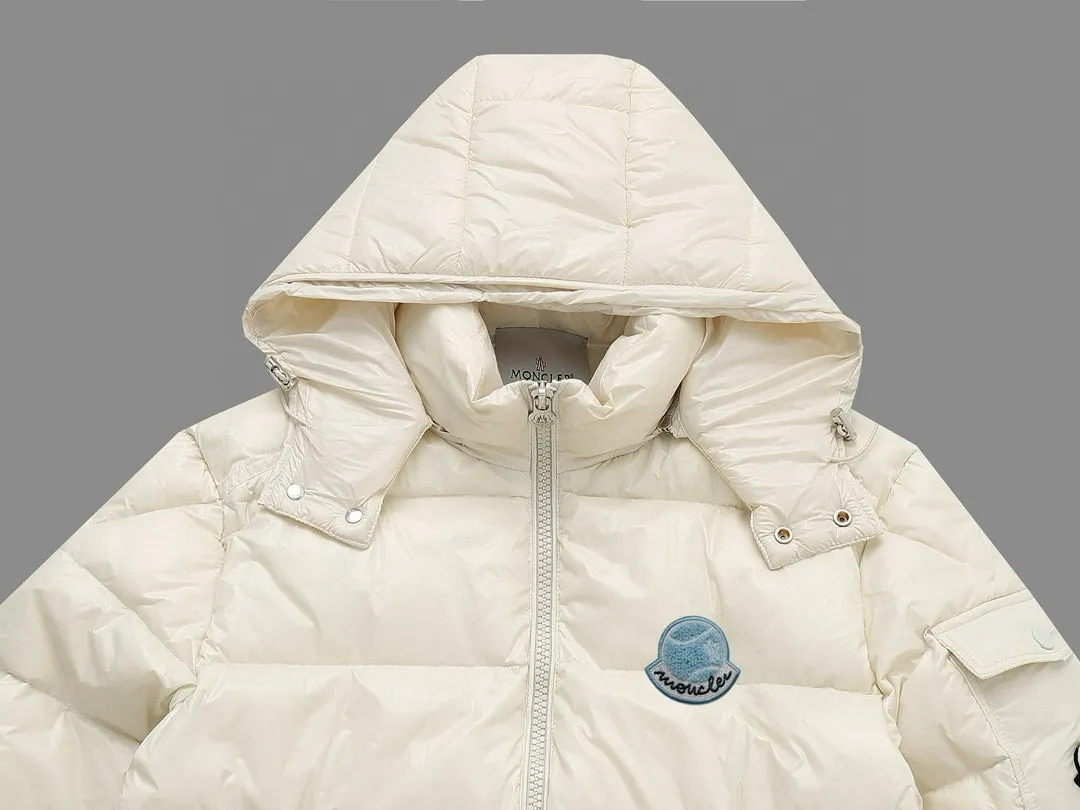 P720 MONCLER Meng Mouth Maya Down Jacket: Color/off-white, black Size: M. L. Zipper pendant with custom logo Fabric: 400D bright nylon, anti-fouling, anti-wrinkle, waterproof and windproof, very wear-resistant, breathable and comfortable.           Embroidery: Straight lines, smooth curves, dense and neat stitches, no jagged edges, flat embroidery surface, no skewed threads, consistent stitch length, no bottom exposed, no overlap, smooth embroidery surface, no ink marks and other stains. Advanced imported embroidery machines are used to ensure embroidery quality.