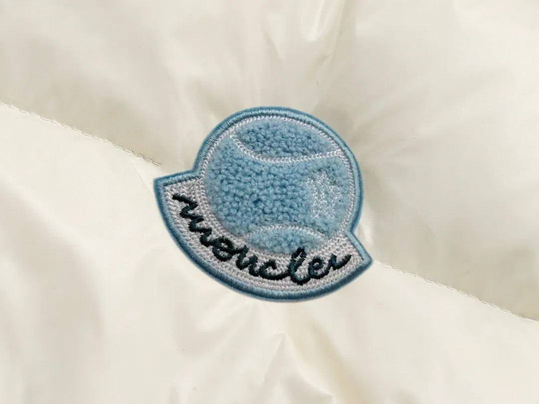 P720 MONCLER Meng Mouth Maya Down Jacket: Color/off-white, black Size: M. L. Zipper pendant with custom logo Fabric: 400D bright nylon, anti-fouling, anti-wrinkle, waterproof and windproof, very wear-resistant, breathable and comfortable.           Embroidery: Straight lines, smooth curves, dense and neat stitches, no jagged edges, flat embroidery surface, no skewed threads, consistent stitch length, no bottom exposed, no overlap, smooth embroidery surface, no ink marks and other stains. Advanced imported embroidery machines are used to ensure embroidery quality.