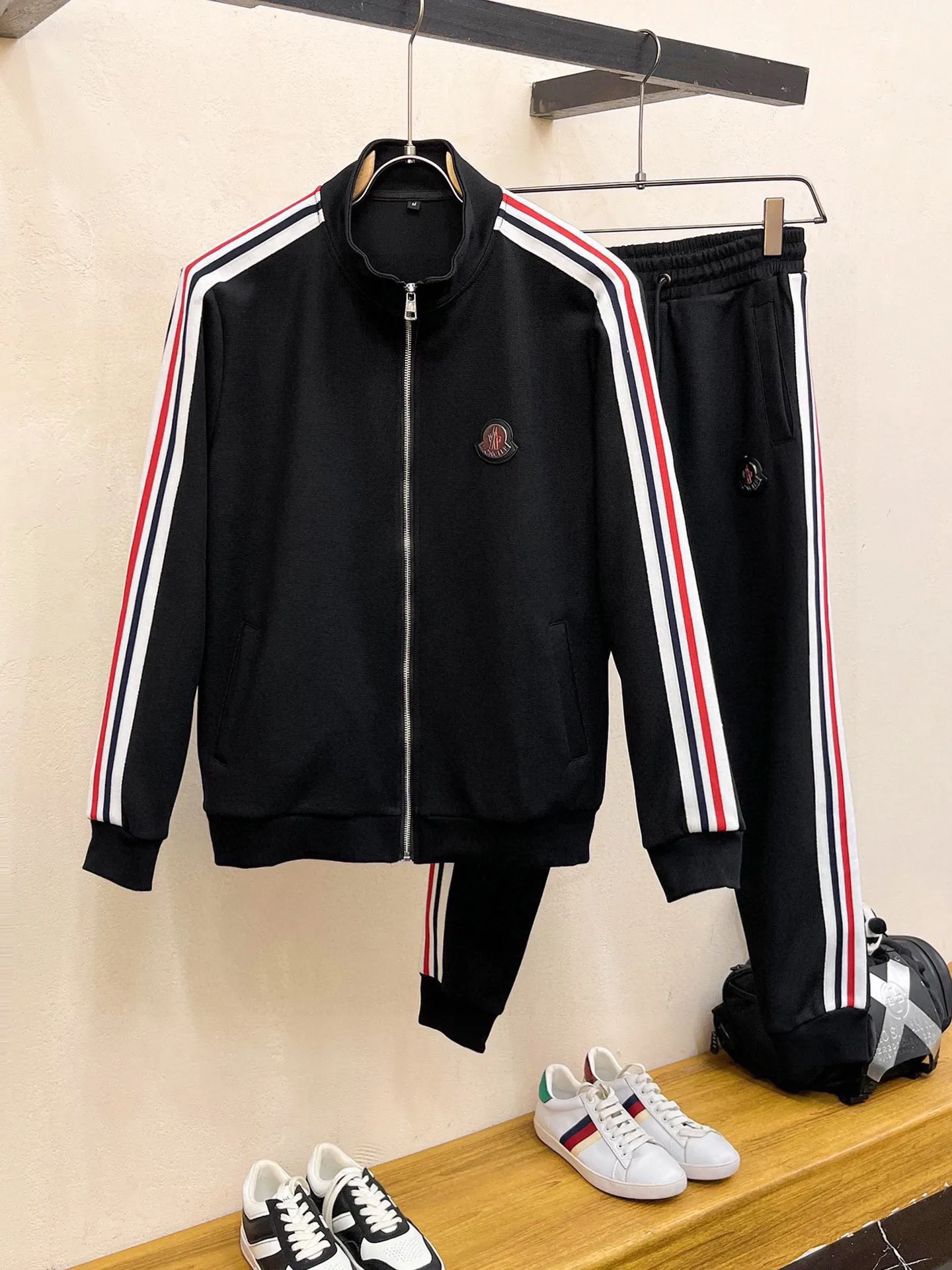 P640 [MONCLER] Hot-selling suit is coming. Focus on the original version of the official website. 2025 new hot-selling cardigan and sweatshirt suit. The original order is the best product🇭🇰. It is the meticulous work of top designers. It has a fitting and perfect upper body effect. All-natural high-quality Tencel Roman cotton 100%, close-fitting comfort, noble and elegant! Original hardware embodies elegance and nobility! Counter size: M-3XL (maximum wear up to 190 pounds)