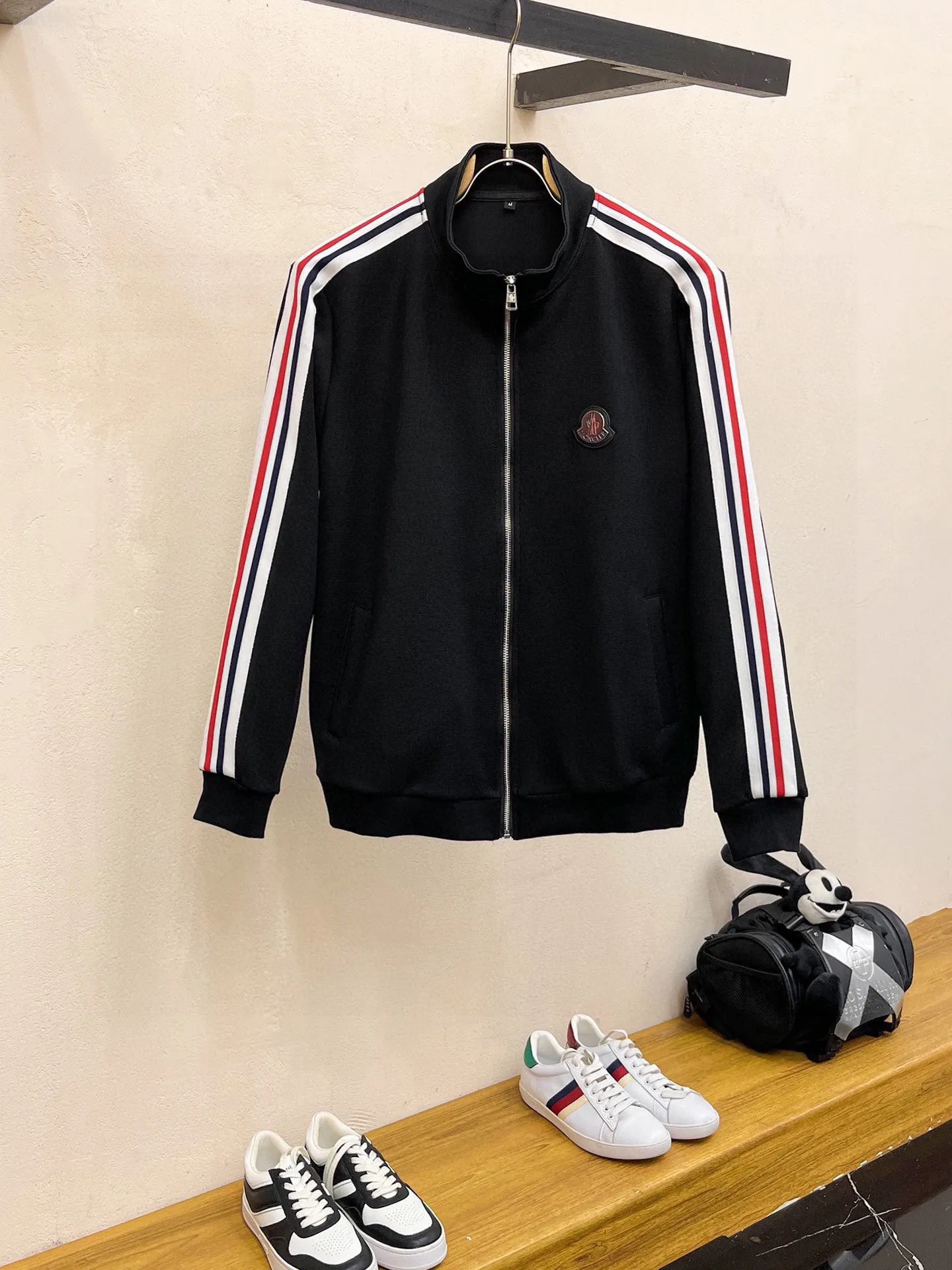 P640 [MONCLER] Hot-selling suit is coming. Focus on the original version of the official website. 2025 new hot-selling cardigan and sweatshirt suit. The original order is the best product🇭🇰. It is the meticulous work of top designers. It has a fitting and perfect upper body effect. All-natural high-quality Tencel Roman cotton 100%, close-fitting comfort, noble and elegant! Original hardware embodies elegance and nobility! Counter size: M-3XL (maximum wear up to 190 pounds)