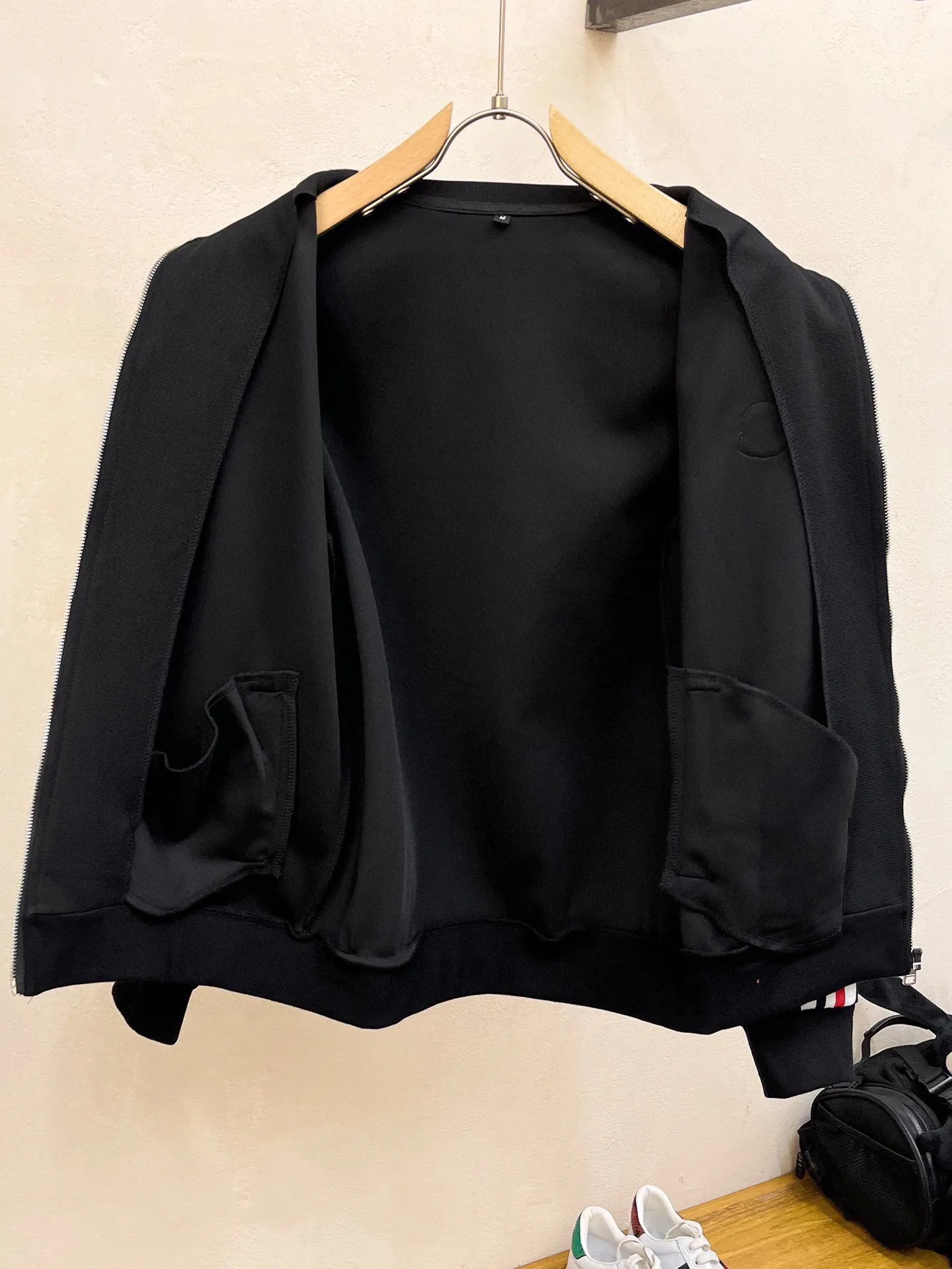 P640 [MONCLER] Hot-selling suit is coming. Focus on the original version of the official website. 2025 new hot-selling cardigan and sweatshirt suit. The original order is the best product🇭🇰. It is the meticulous work of top designers. It has a fitting and perfect upper body effect. All-natural high-quality Tencel Roman cotton 100%, close-fitting comfort, noble and elegant! Original hardware embodies elegance and nobility! Counter size: M-3XL (maximum wear up to 190 pounds)