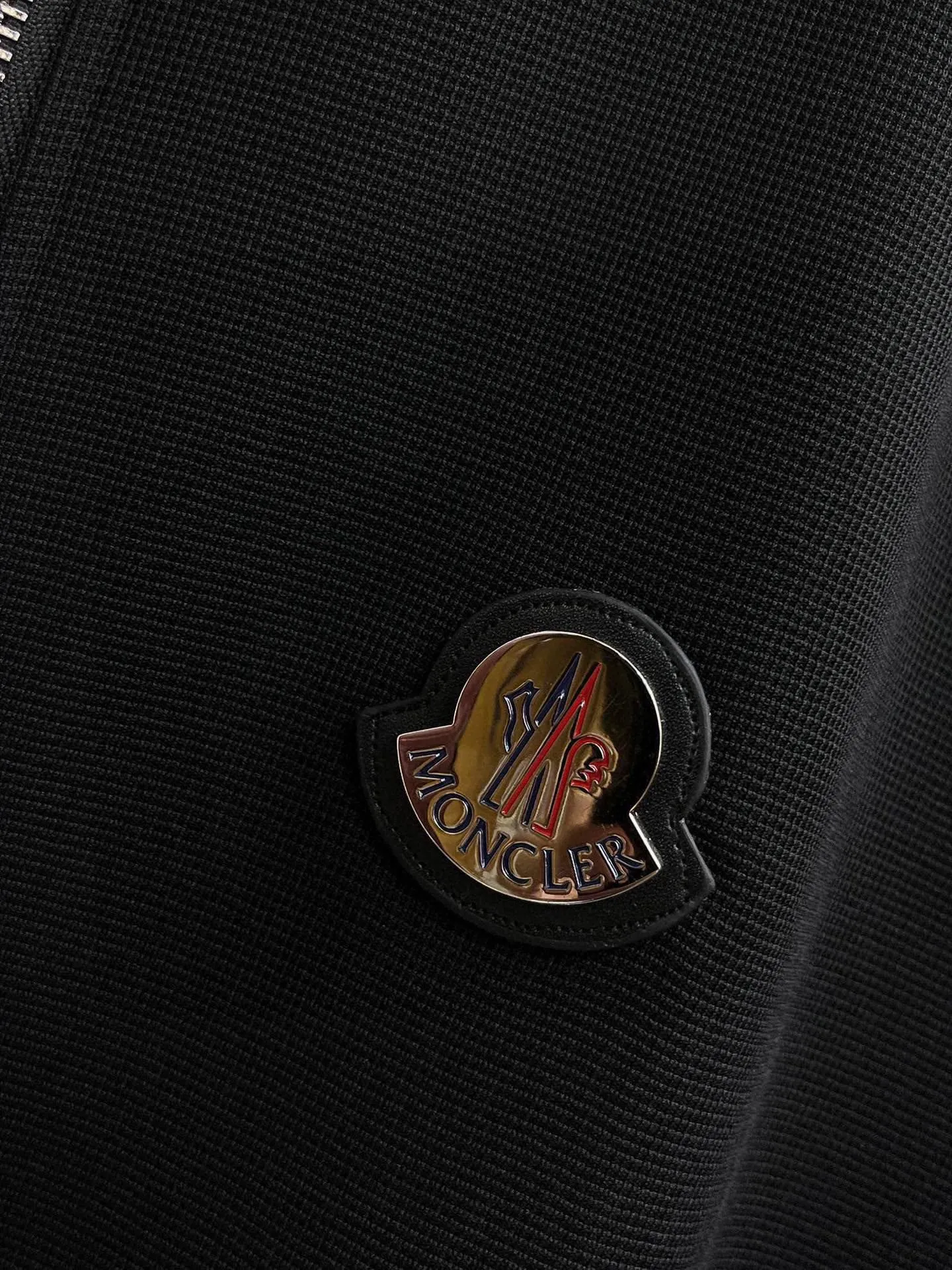 P640 [MONCLER] Hot-selling suit is coming. Focus on the original version of the official website. 2025 new hot-selling cardigan and sweatshirt suit. The original order is the best product🇭🇰. It is the meticulous work of top designers. It has a fitting and perfect upper body effect. All-natural high-quality Tencel Roman cotton 100%, close-fitting comfort, noble and elegant! Original hardware embodies elegance and nobility! Counter size: M-3XL (maximum wear up to 190 pounds)