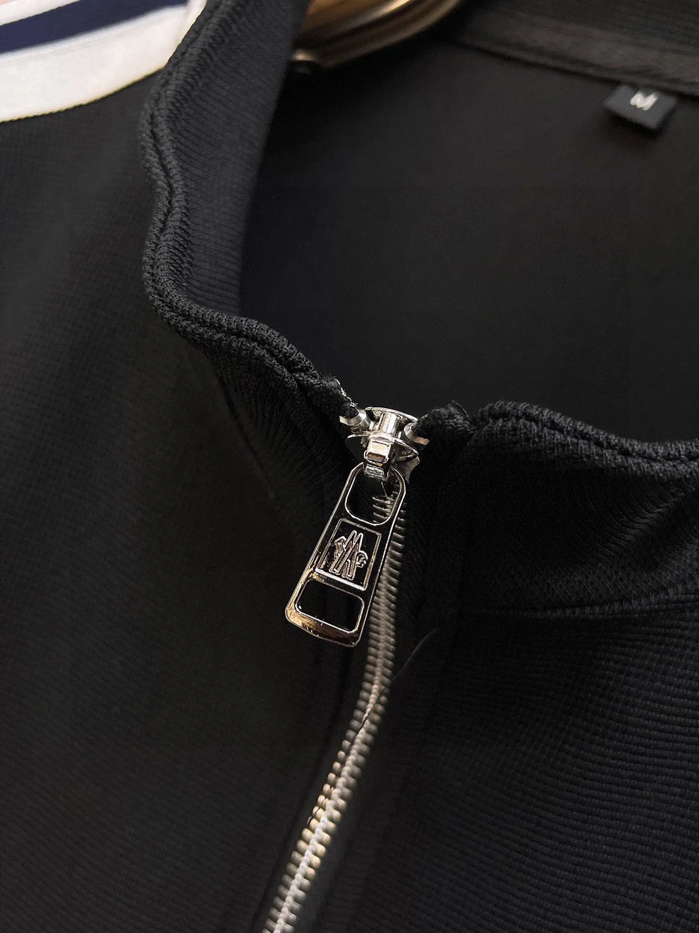 P640 [MONCLER] Hot-selling suit is coming. Focus on the original version of the official website. 2025 new hot-selling cardigan and sweatshirt suit. The original order is the best product🇭🇰. It is the meticulous work of top designers. It has a fitting and perfect upper body effect. All-natural high-quality Tencel Roman cotton 100%, close-fitting comfort, noble and elegant! Original hardware embodies elegance and nobility! Counter size: M-3XL (maximum wear up to 190 pounds)