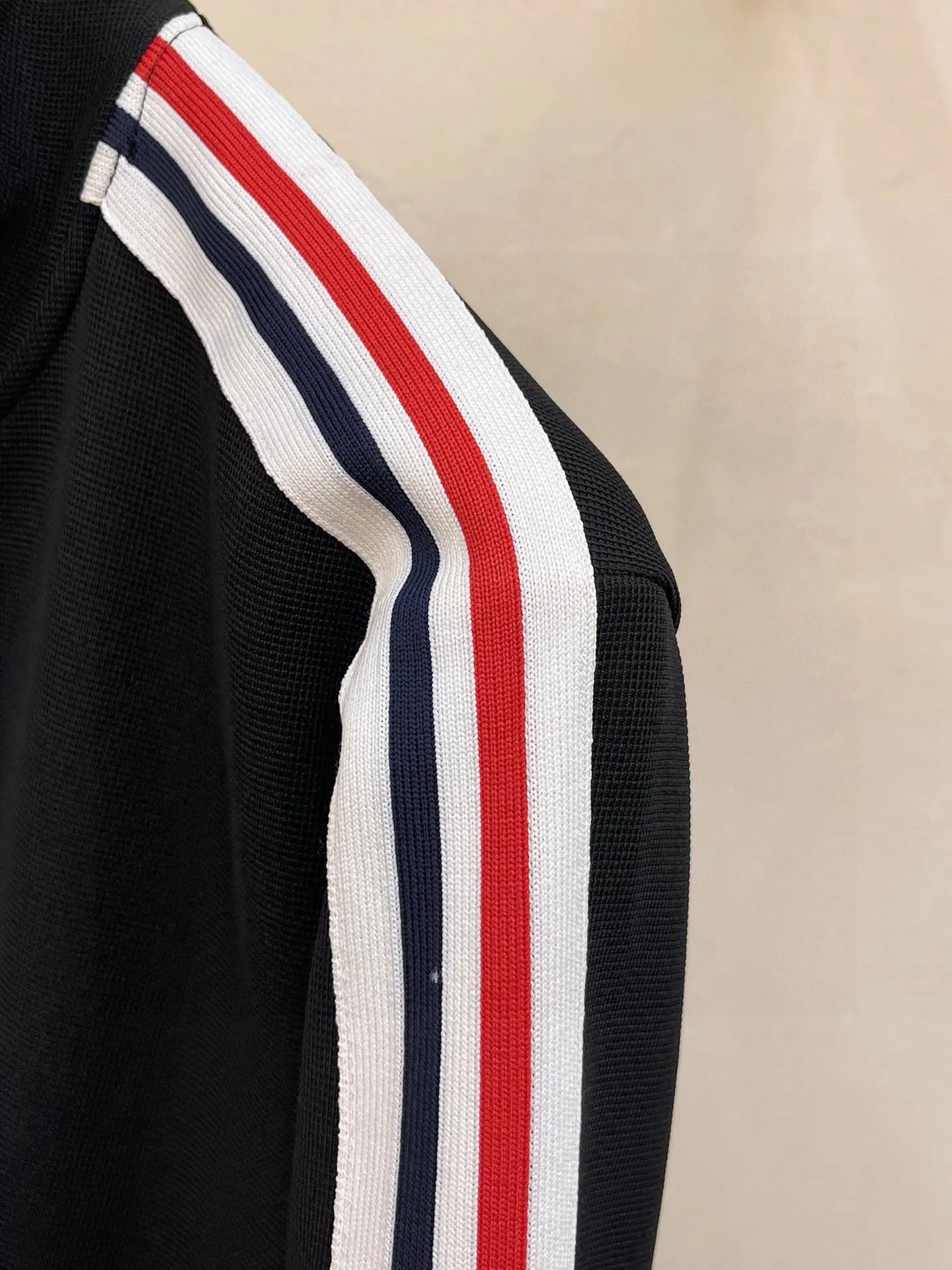 P640 [MONCLER] Hot-selling suit is coming. Focus on the original version of the official website. 2025 new hot-selling cardigan and sweatshirt suit. The original order is the best product🇭🇰. It is the meticulous work of top designers. It has a fitting and perfect upper body effect. All-natural high-quality Tencel Roman cotton 100%, close-fitting comfort, noble and elegant! Original hardware embodies elegance and nobility! Counter size: M-3XL (maximum wear up to 190 pounds)