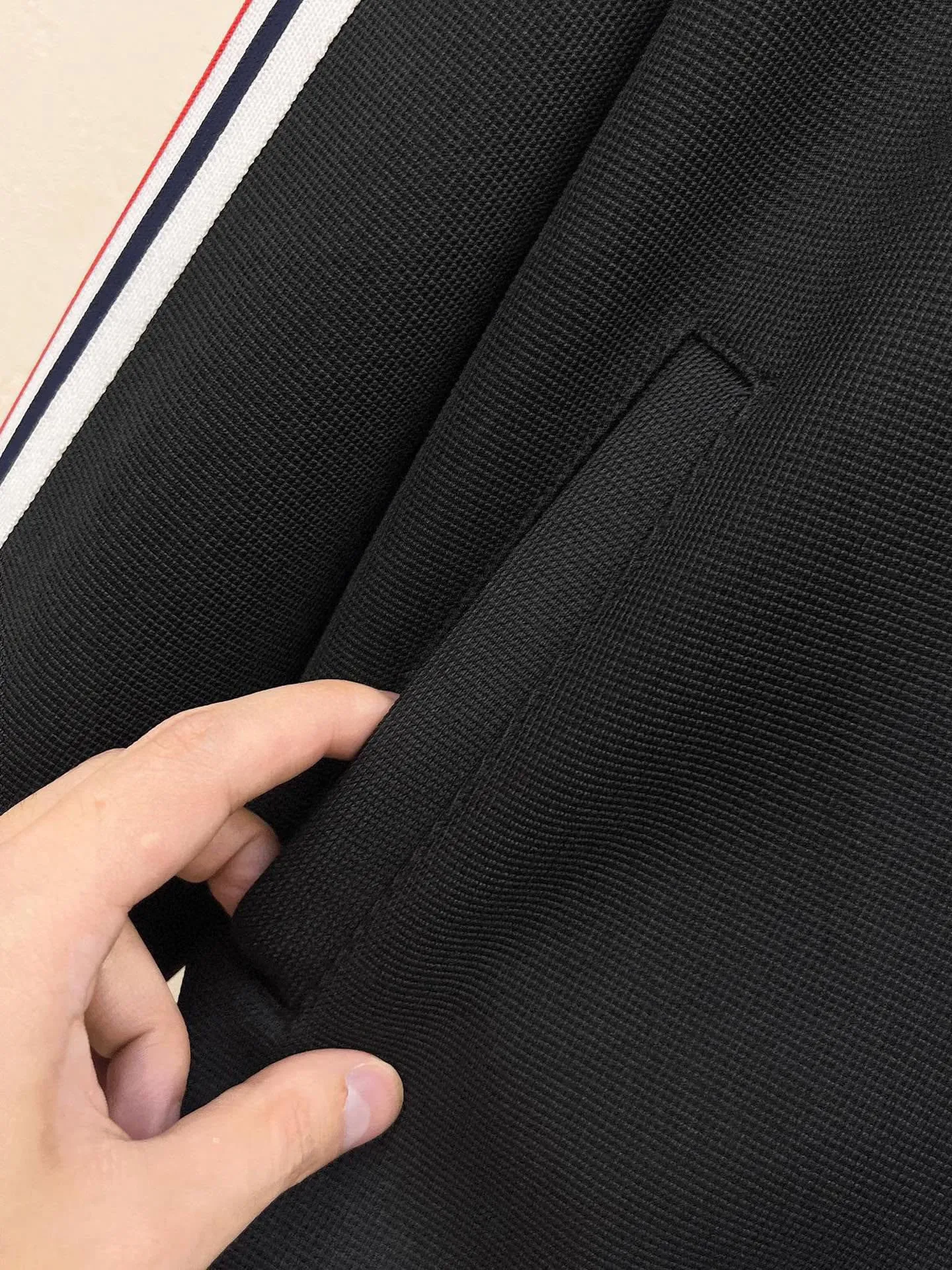 P640 [MONCLER] Hot-selling suit is coming. Focus on the original version of the official website. 2025 new hot-selling cardigan and sweatshirt suit. The original order is the best product🇭🇰. It is the meticulous work of top designers. It has a fitting and perfect upper body effect. All-natural high-quality Tencel Roman cotton 100%, close-fitting comfort, noble and elegant! Original hardware embodies elegance and nobility! Counter size: M-3XL (maximum wear up to 190 pounds)