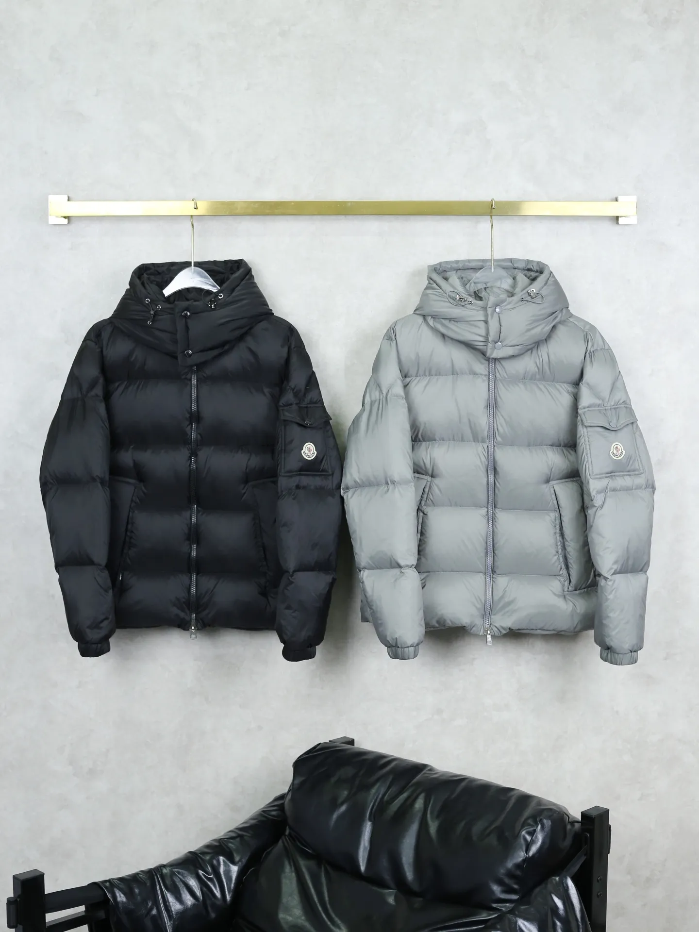 P860 Moncler/Moncler 25 Latest Couyere Maya Down Jackets The Mengjia jacket nods to the 1980s brands that made Mengjia a global icon. Waterproof with optimal insulation and an embroidered logo on the bonnet and trim, always on the podium. Jacket in down-quilted nylon raincoat fabric. Die-cast zip front placket and pockets. M's embroidered ribbon trim on the hood and inside the jacket closure. Adjustable elastic drawcord hood and hem. Technical knit cuffs feature the Monkey signature. Color: black gray