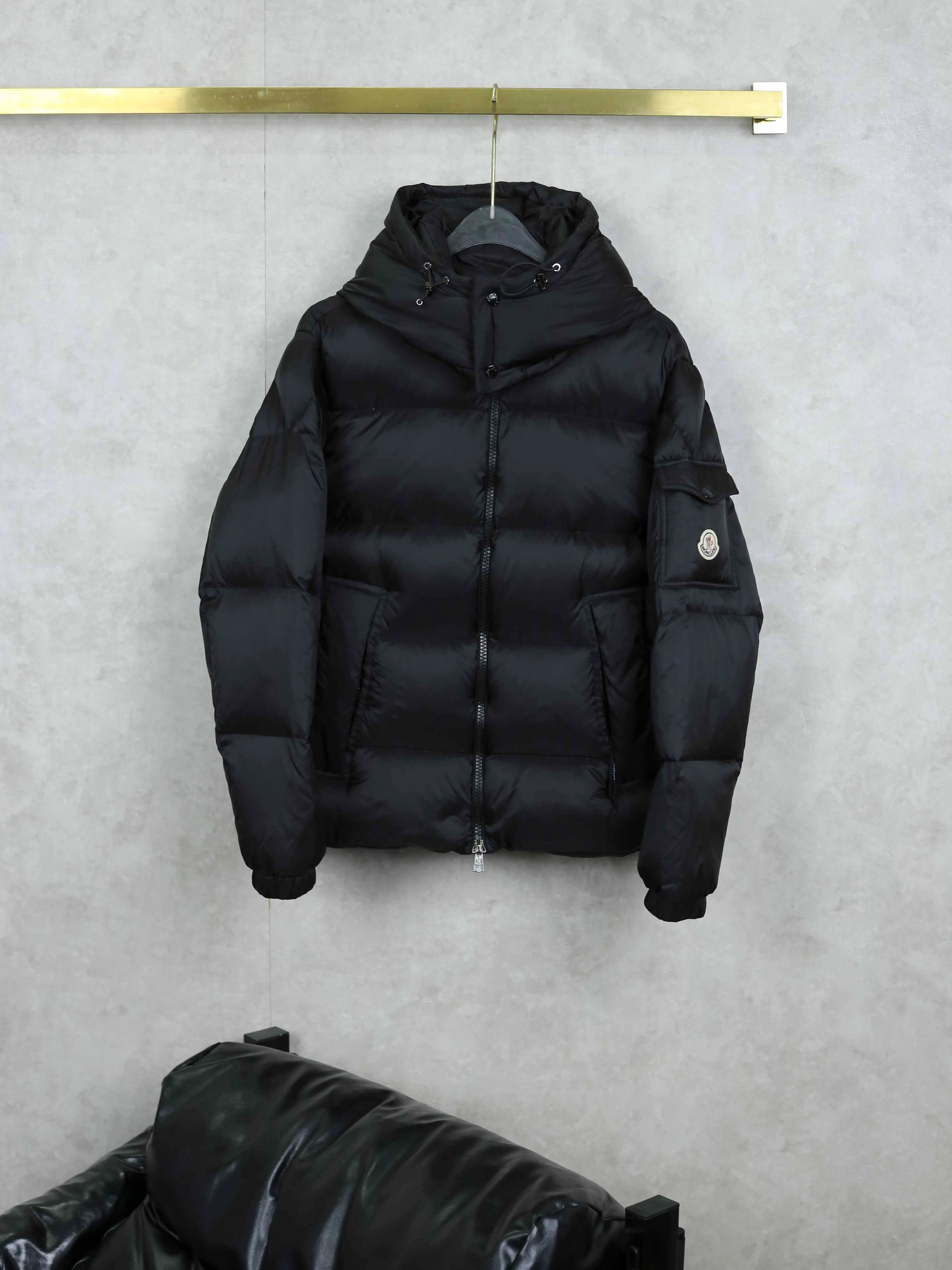 P860 Moncler/Moncler 25 Latest Couyere Maya Down Jackets The Mengjia jacket nods to the 1980s brands that made Mengjia a global icon. Waterproof with optimal insulation and an embroidered logo on the bonnet and trim, always on the podium. Jacket in down-quilted nylon raincoat fabric. Die-cast zip front placket and pockets. M's embroidered ribbon trim on the hood and inside the jacket closure. Adjustable elastic drawcord hood and hem. Technical knit cuffs feature the Monkey signature. Color: black gray