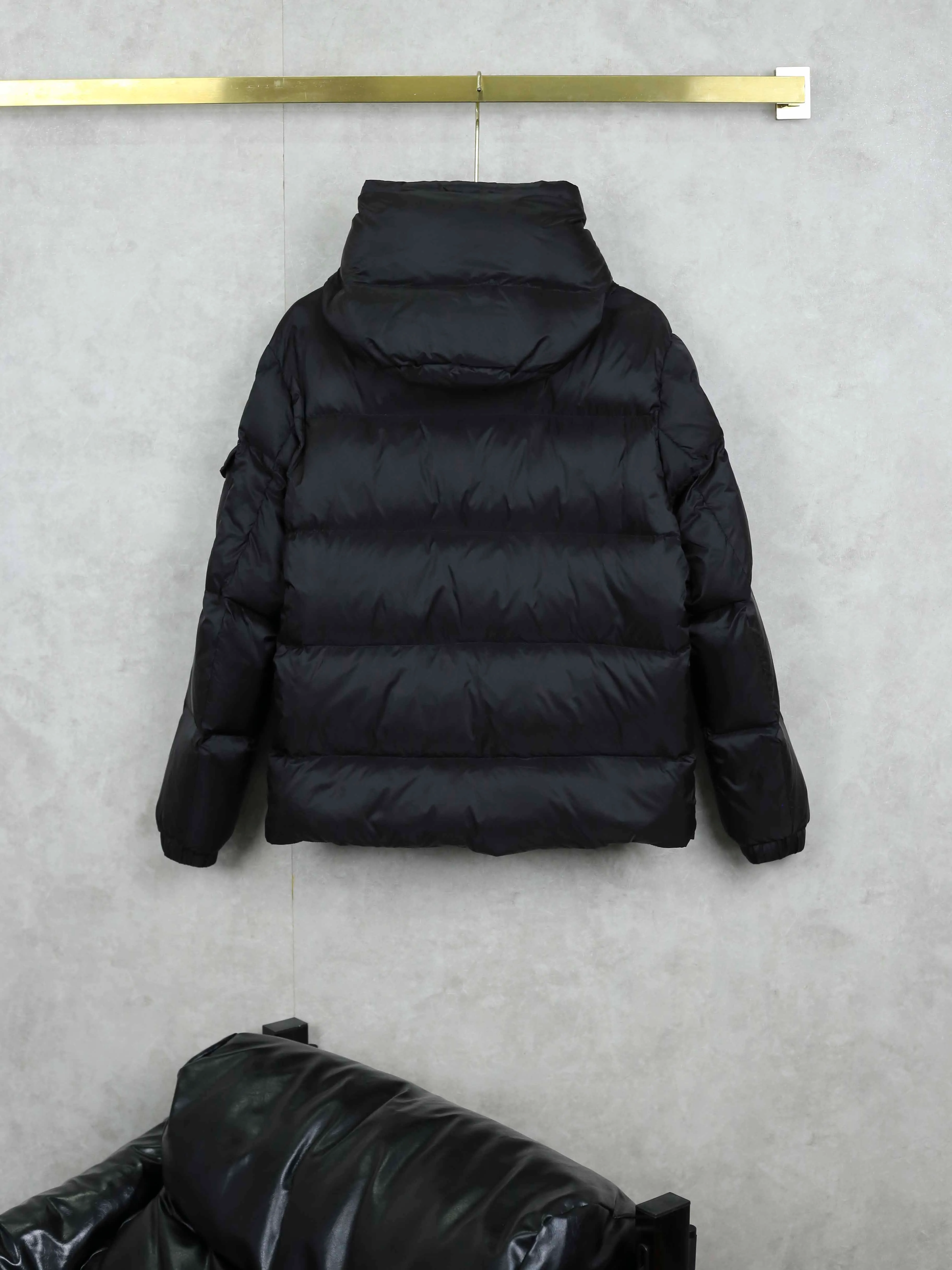 P860 Moncler/Moncler 25 Latest Couyere Maya Down Jackets The Mengjia jacket nods to the 1980s brands that made Mengjia a global icon. Waterproof with optimal insulation and an embroidered logo on the bonnet and trim, always on the podium. Jacket in down-quilted nylon raincoat fabric. Die-cast zip front placket and pockets. M's embroidered ribbon trim on the hood and inside the jacket closure. Adjustable elastic drawcord hood and hem. Technical knit cuffs feature the Monkey signature. Color: black gray