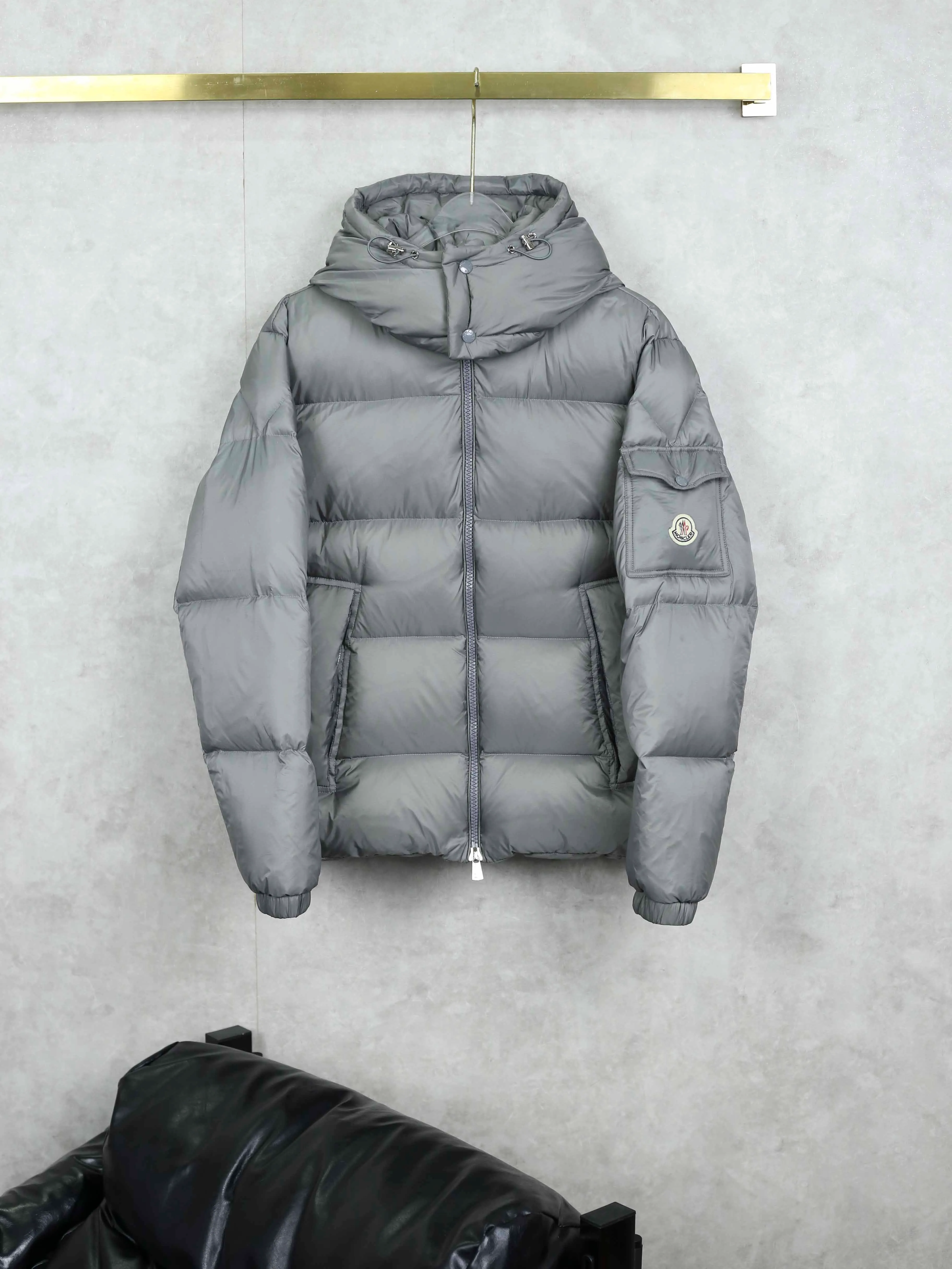 P860 Moncler/Moncler 25 Latest Couyere Maya Down Jackets The Mengjia jacket nods to the 1980s brands that made Mengjia a global icon. Waterproof with optimal insulation and an embroidered logo on the bonnet and trim, always on the podium. Jacket in down-quilted nylon raincoat fabric. Die-cast zip front placket and pockets. M's embroidered ribbon trim on the hood and inside the jacket closure. Adjustable elastic drawcord hood and hem. Technical knit cuffs feature the Monkey signature. Color: black gray