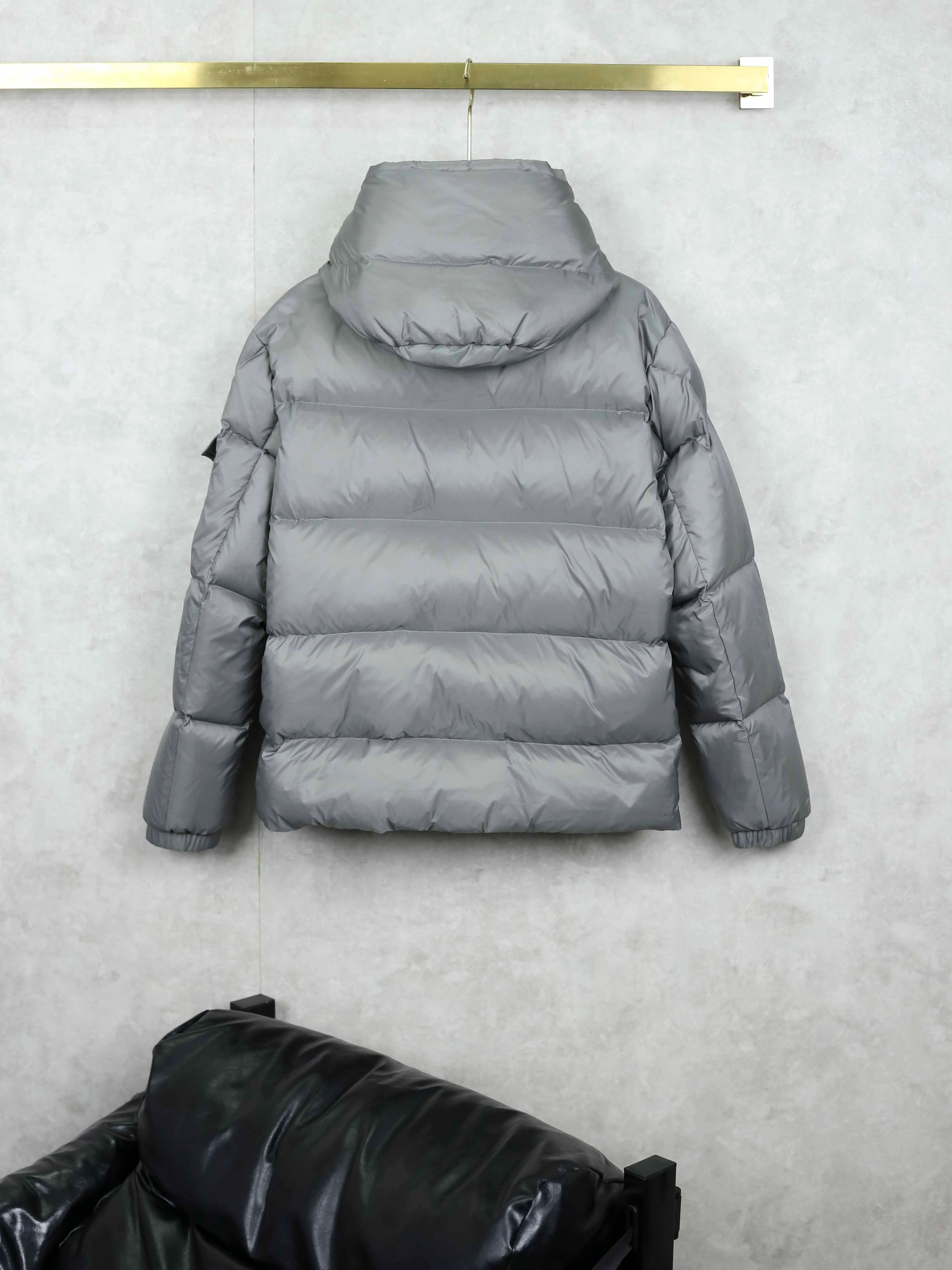 P860 Moncler/Moncler 25 Latest Couyere Maya Down Jackets The Mengjia jacket nods to the 1980s brands that made Mengjia a global icon. Waterproof with optimal insulation and an embroidered logo on the bonnet and trim, always on the podium. Jacket in down-quilted nylon raincoat fabric. Die-cast zip front placket and pockets. M's embroidered ribbon trim on the hood and inside the jacket closure. Adjustable elastic drawcord hood and hem. Technical knit cuffs feature the Monkey signature. Color: black gray