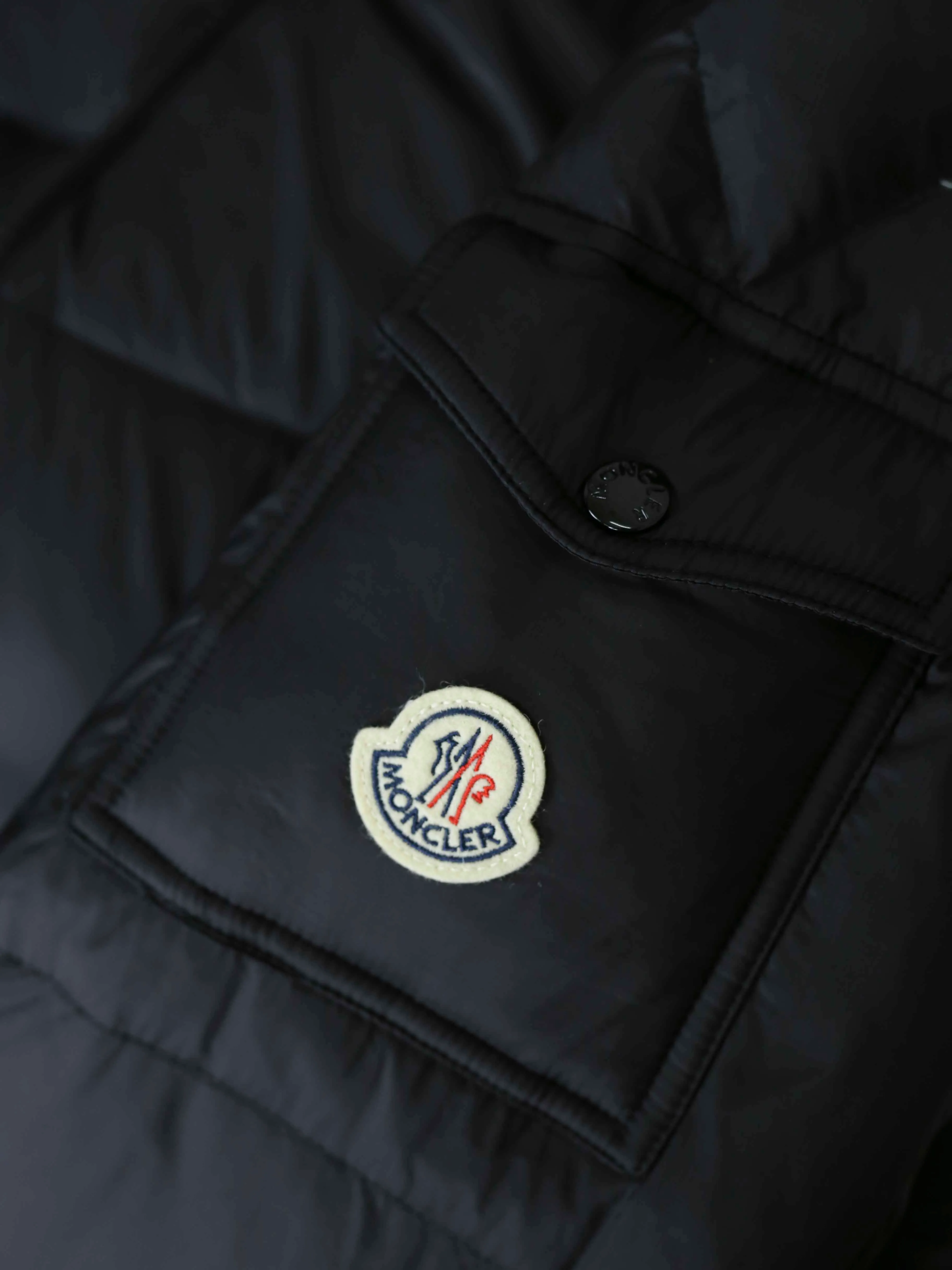 P860 Moncler/Moncler 25 Latest Couyere Maya Down Jackets The Mengjia jacket nods to the 1980s brands that made Mengjia a global icon. Waterproof with optimal insulation and an embroidered logo on the bonnet and trim, always on the podium. Jacket in down-quilted nylon raincoat fabric. Die-cast zip front placket and pockets. M's embroidered ribbon trim on the hood and inside the jacket closure. Adjustable elastic drawcord hood and hem. Technical knit cuffs feature the Monkey signature. Color: black gray