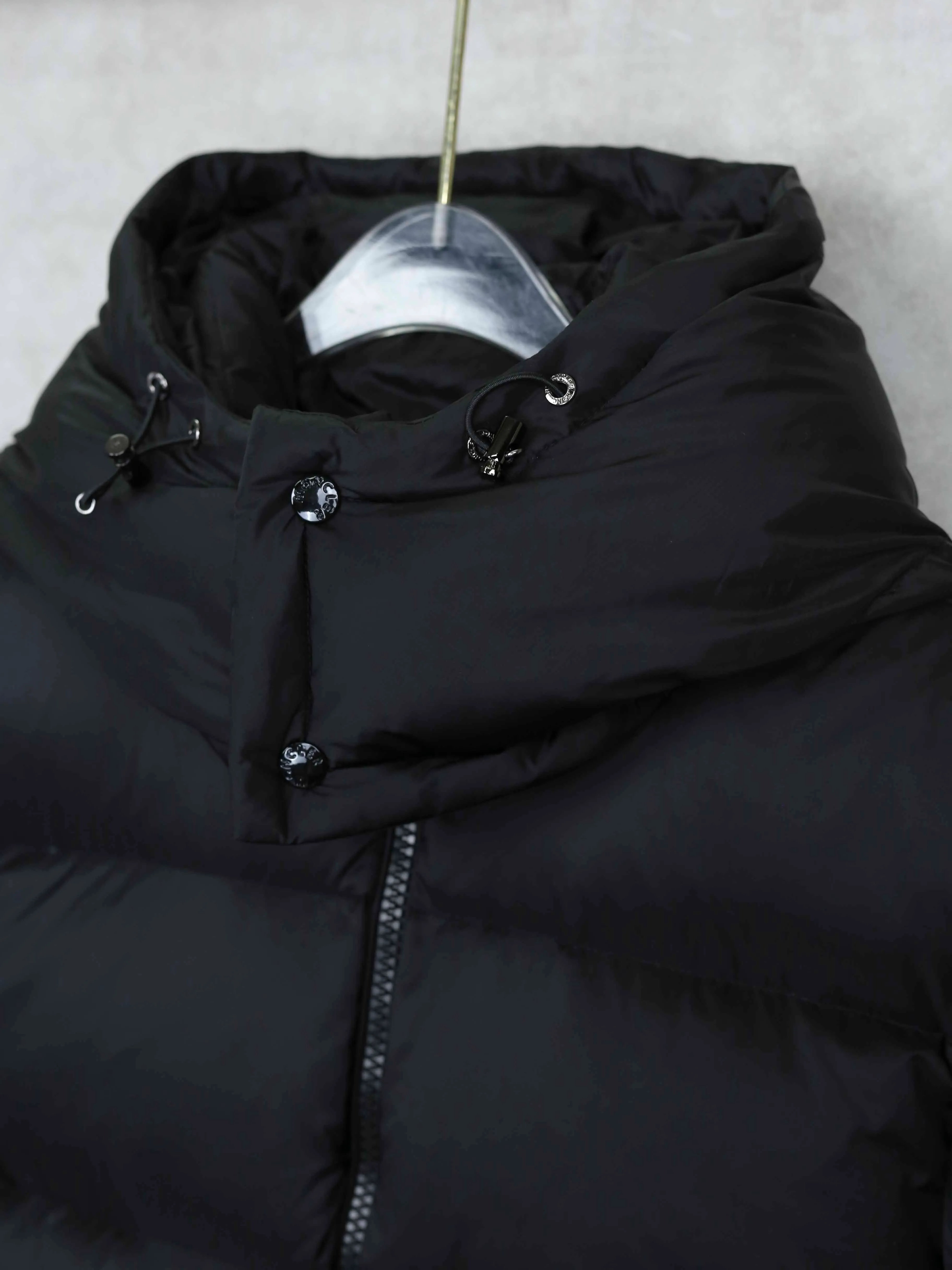 P860 Moncler/Moncler 25 Latest Couyere Maya Down Jackets The Mengjia jacket nods to the 1980s brands that made Mengjia a global icon. Waterproof with optimal insulation and an embroidered logo on the bonnet and trim, always on the podium. Jacket in down-quilted nylon raincoat fabric. Die-cast zip front placket and pockets. M's embroidered ribbon trim on the hood and inside the jacket closure. Adjustable elastic drawcord hood and hem. Technical knit cuffs feature the Monkey signature. Color: black gray
